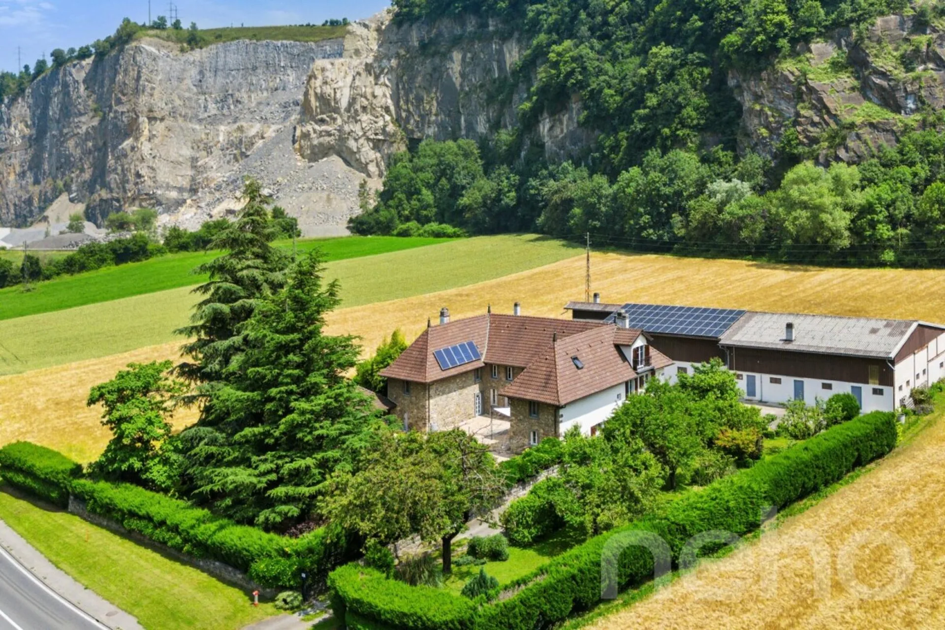 Exclusif: Magnifique propriété avec maison de maître et hangar