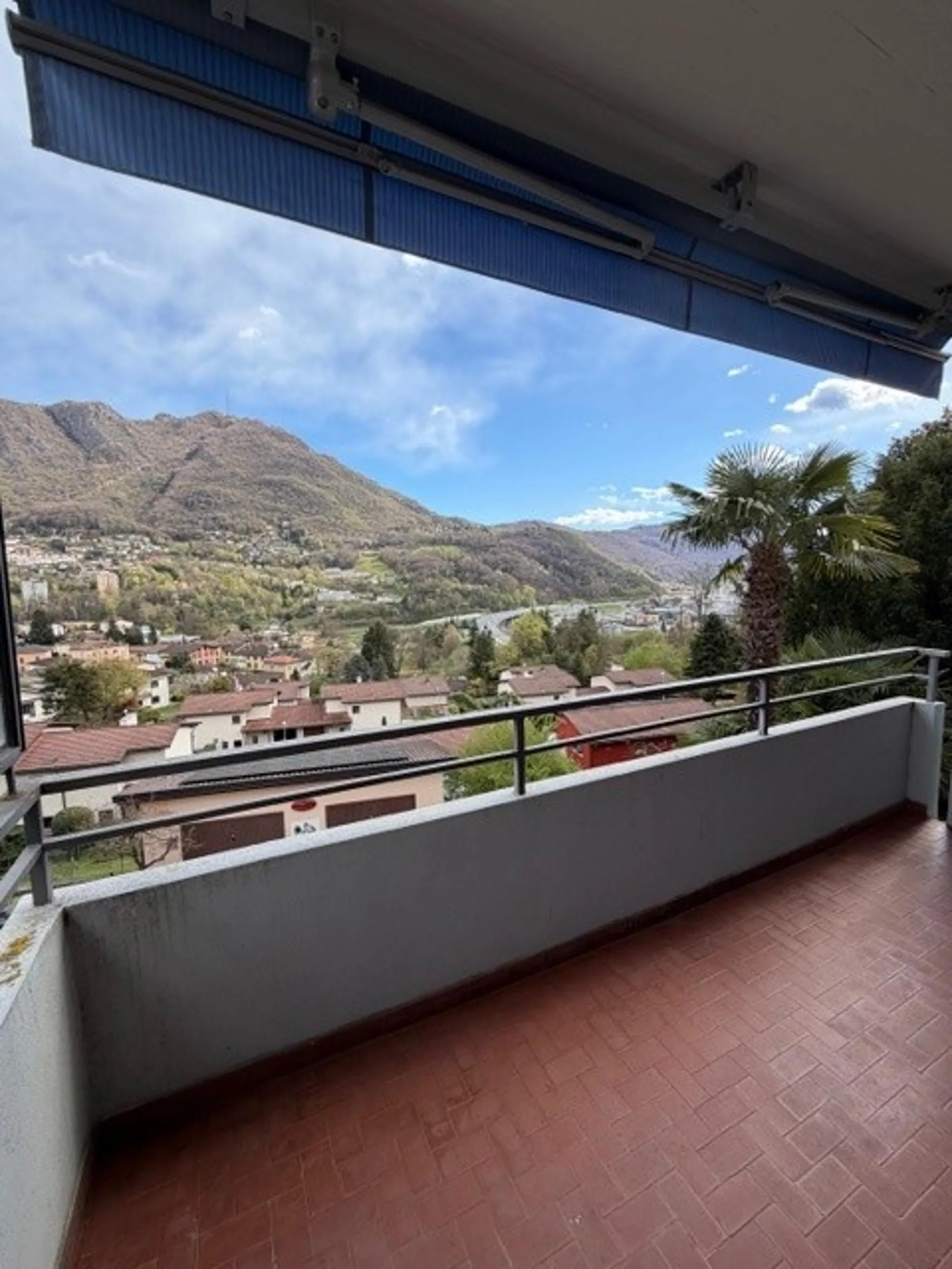 Spazioso e luminoso appartamento di 3.5 locali a Collina d'Oro