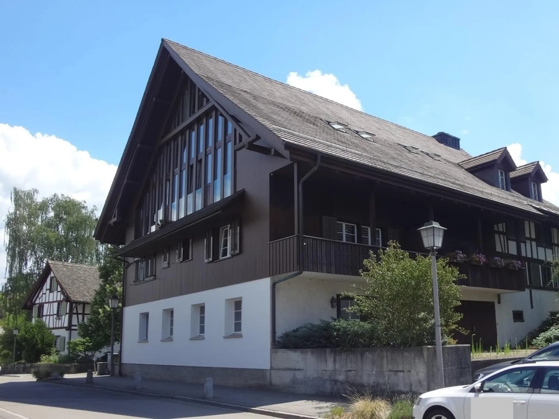 Gemütliche Wohnung mit Balkon in schönem Riegelhaus