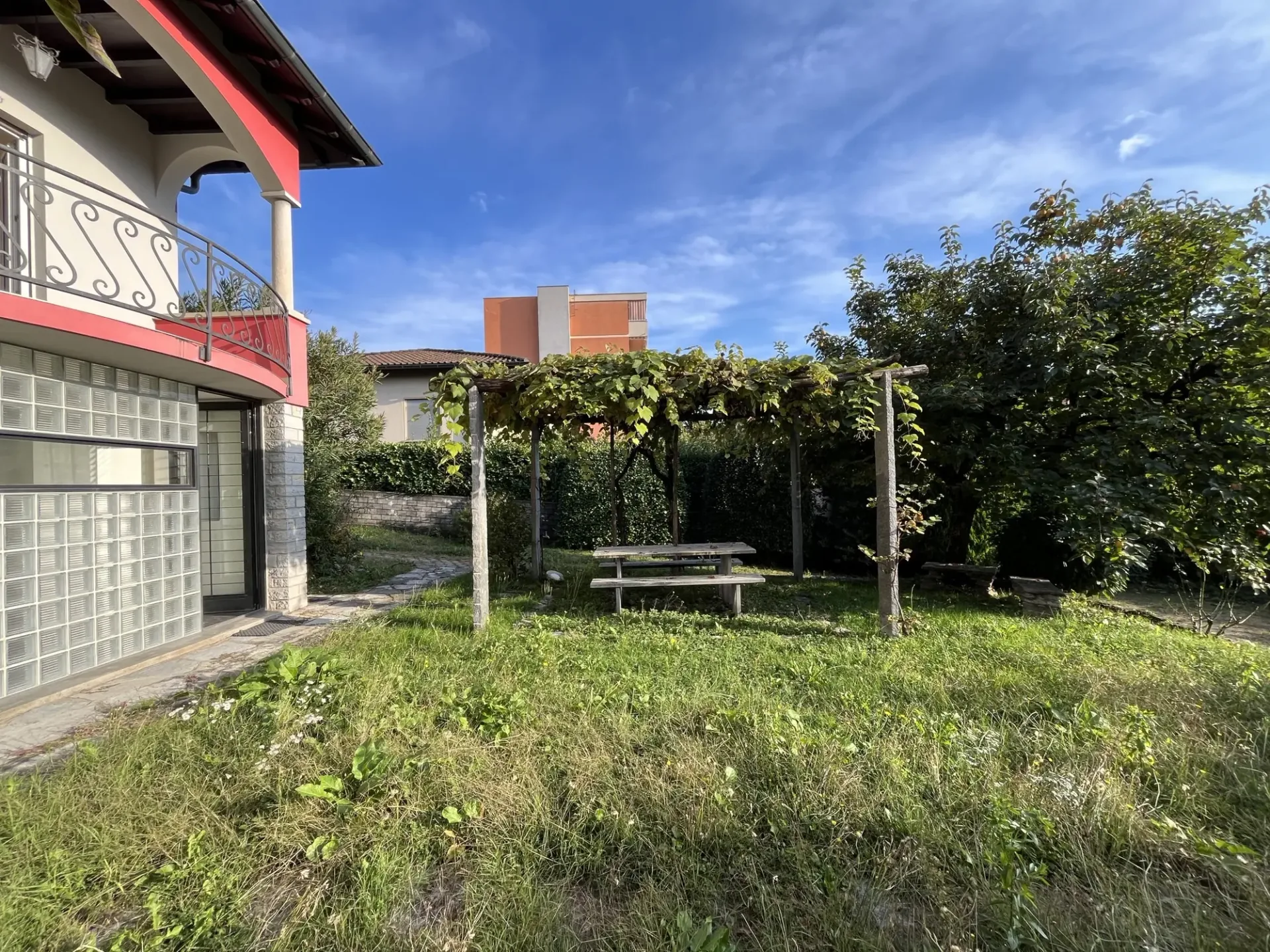 SPAZIOSA VILLA 6.5 LOCALI CON AMPIO GIARDINO A BALERNA