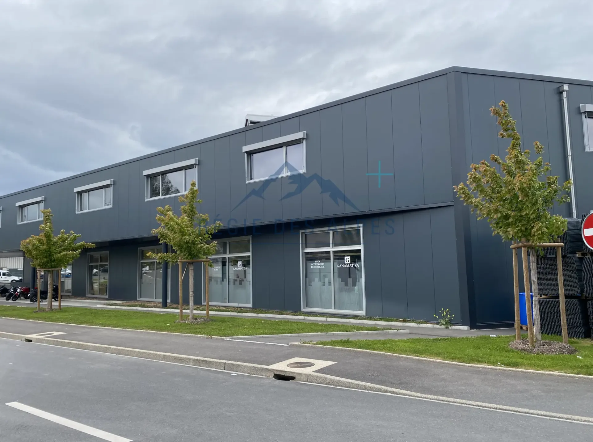 Büro und Lager in einem neuen Gebäude in der Gewerbezone