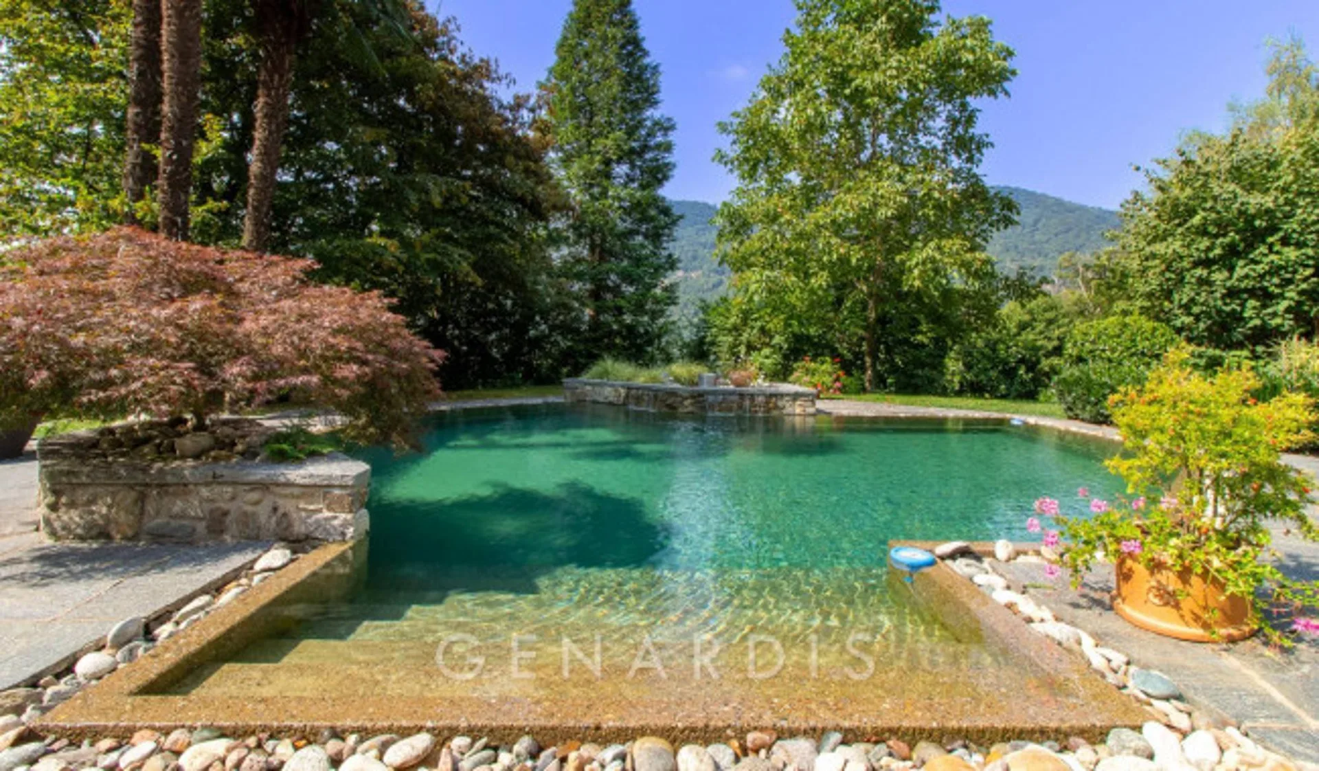Rara opportunità - Villa uni-bifamiliare con piscina, terreno e privacy