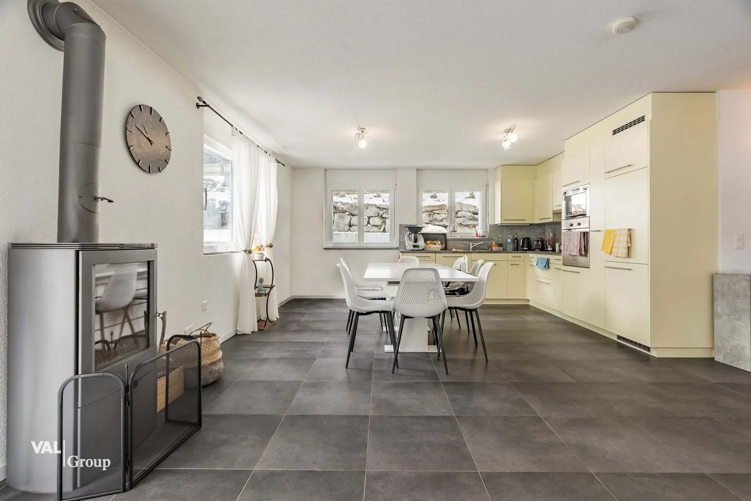 grosszügiges Haus mit zwei Einheiten und Baulandparzelle