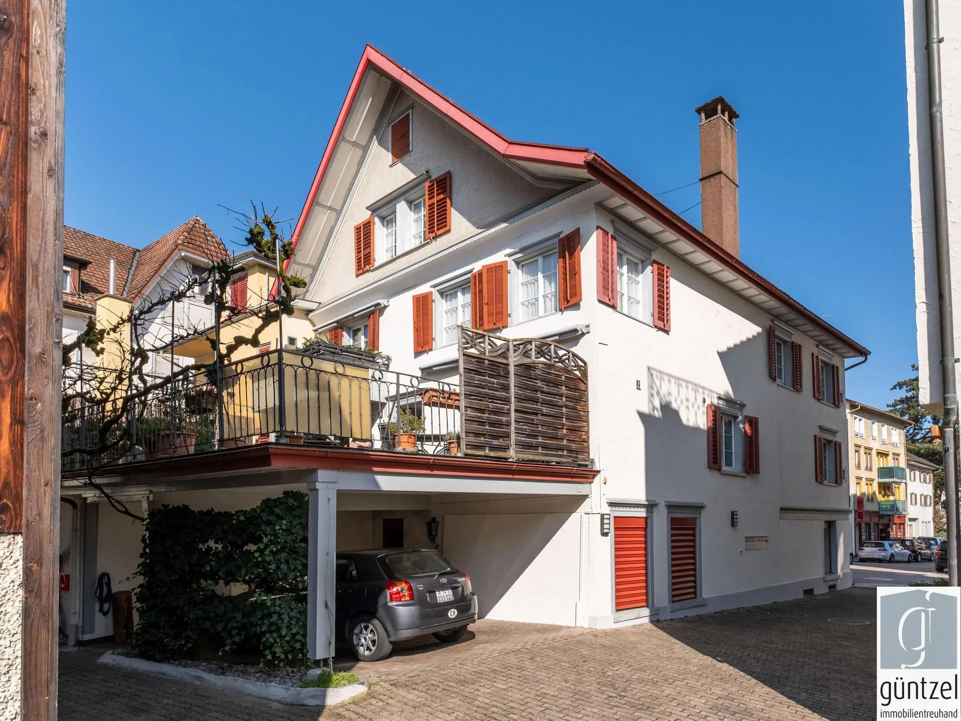 Attraktives Zweifamilienhaus mit Ladengeschäft