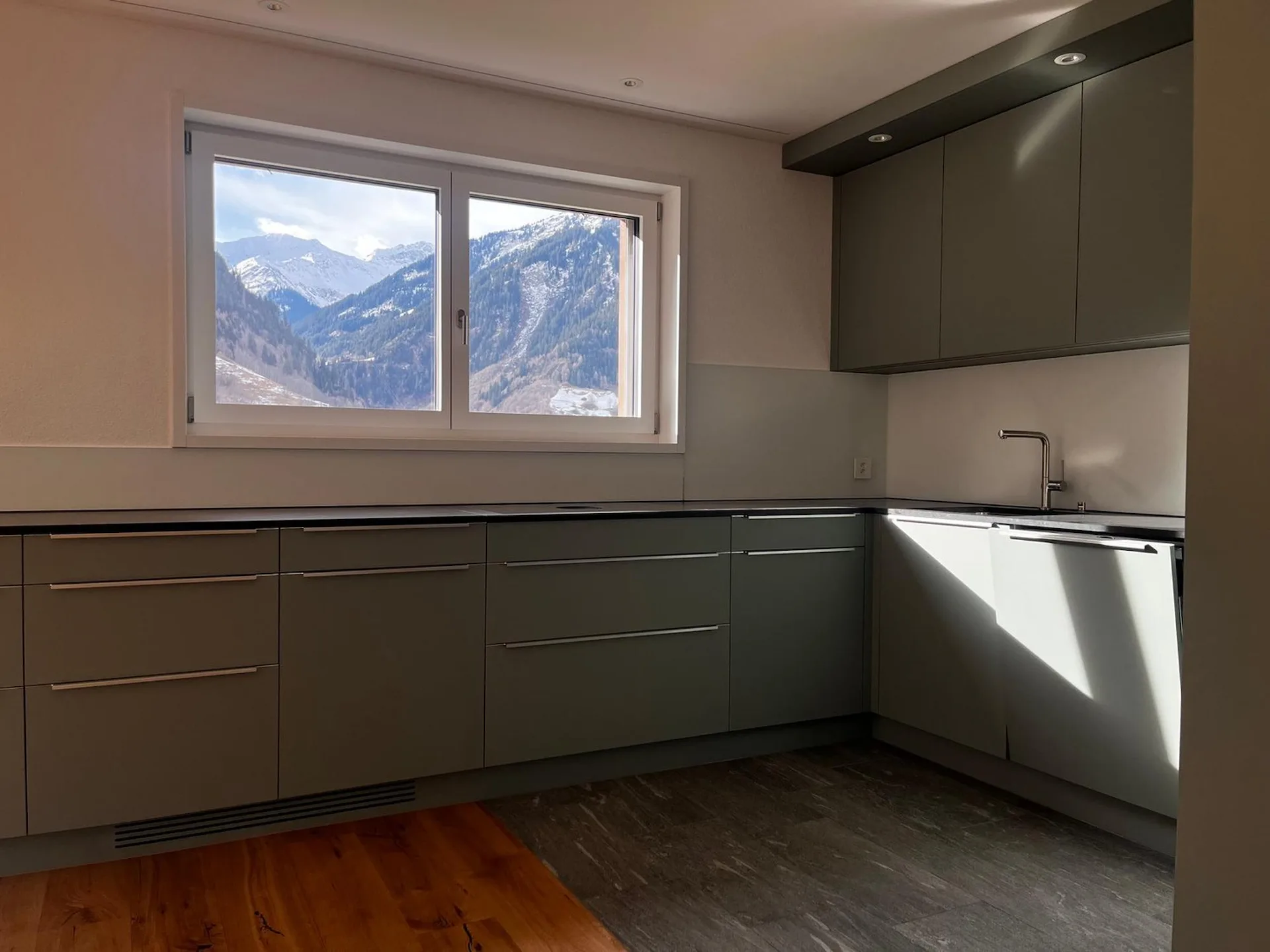 Appartement moderne 3,5 pièces avec espace de séjour et vue sur la montagne à Rabius (première occupation)