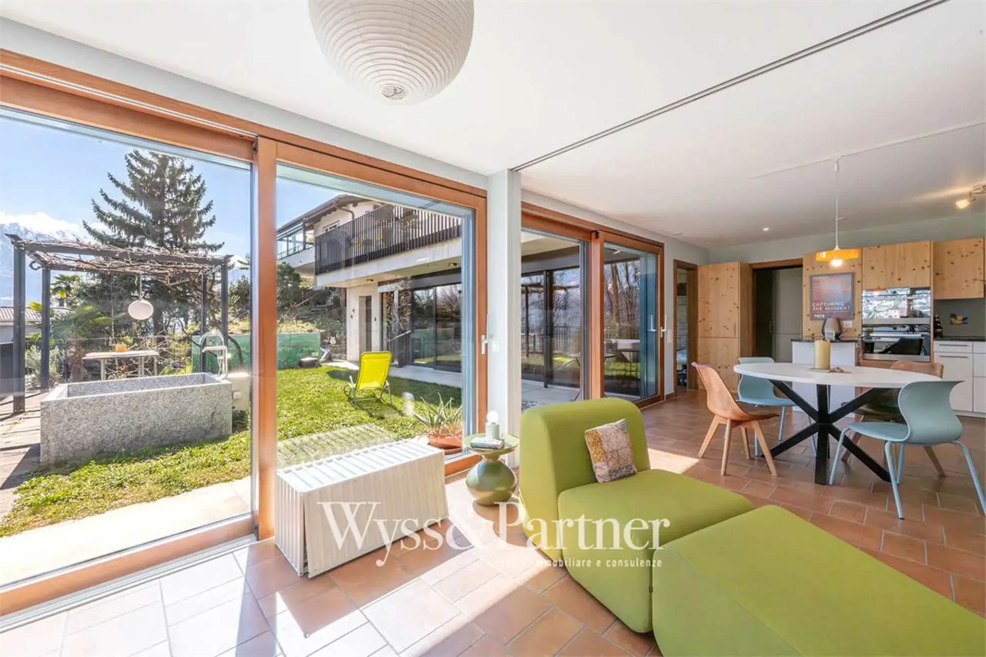 Contra Elegante casa moderna con giardino e terrazza panoramica