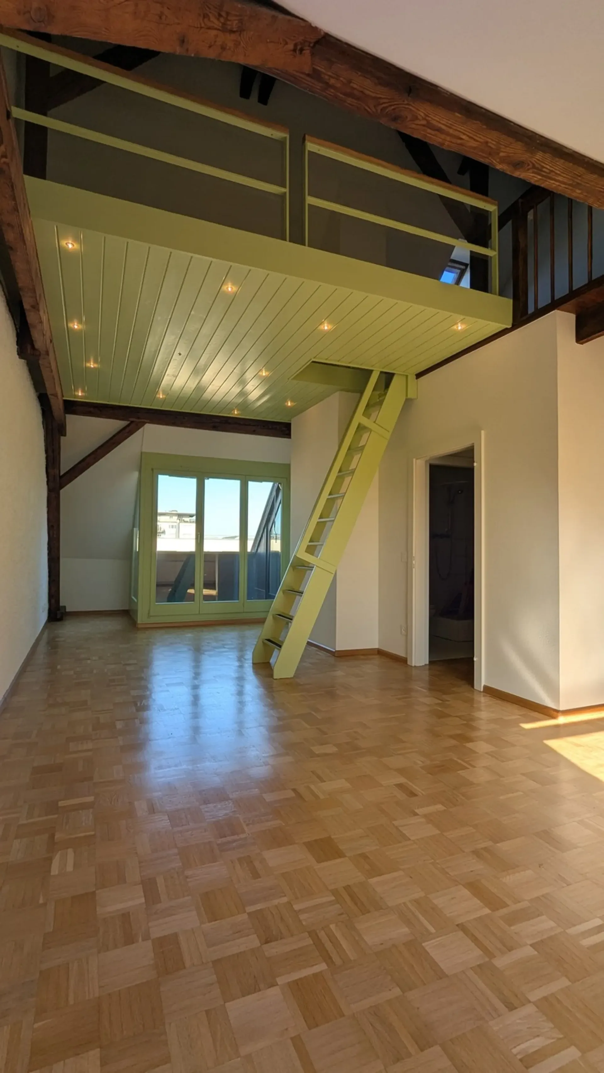 Charmante Loftwohnung mit Le-Corbusier-Farbakzent ideal für Singles oder Paare
