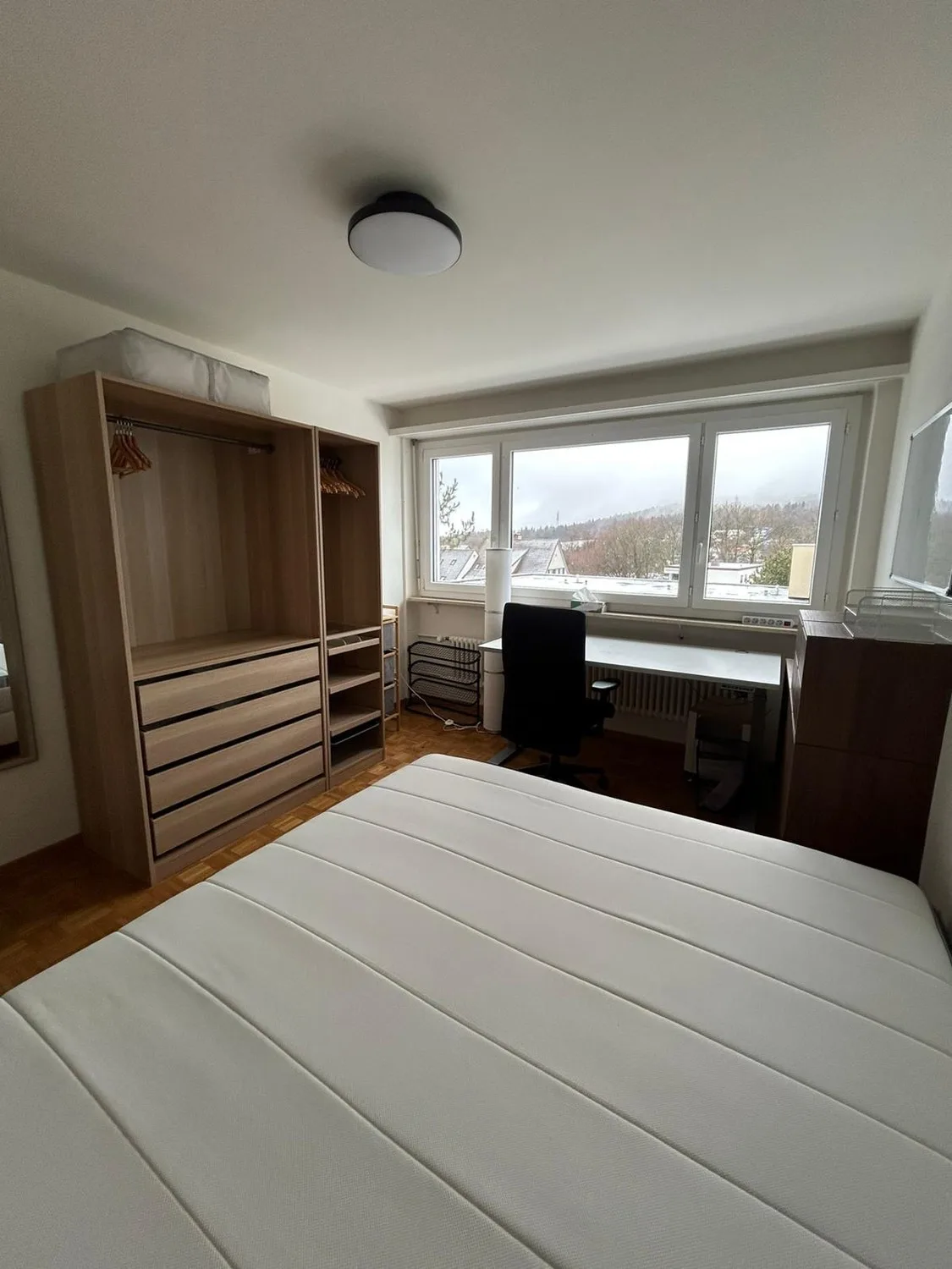 1 Zimmer mit begehbarem Kleiderschrank