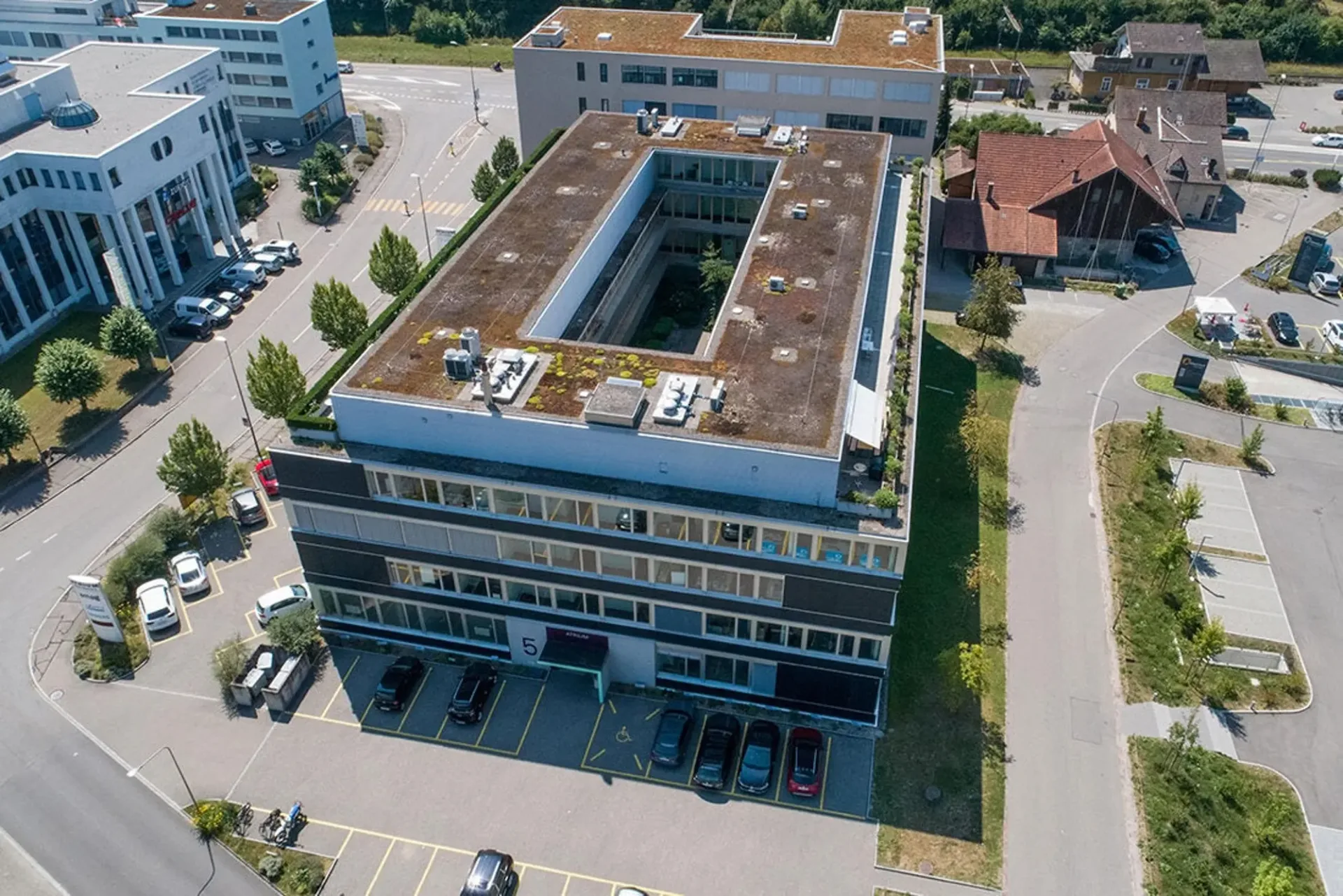 Büros, Praxis oder Showroom von 150 m2 bis 1'120 m2 mal anders: Lichtdurchflutet u. mit Pateo-Flair
