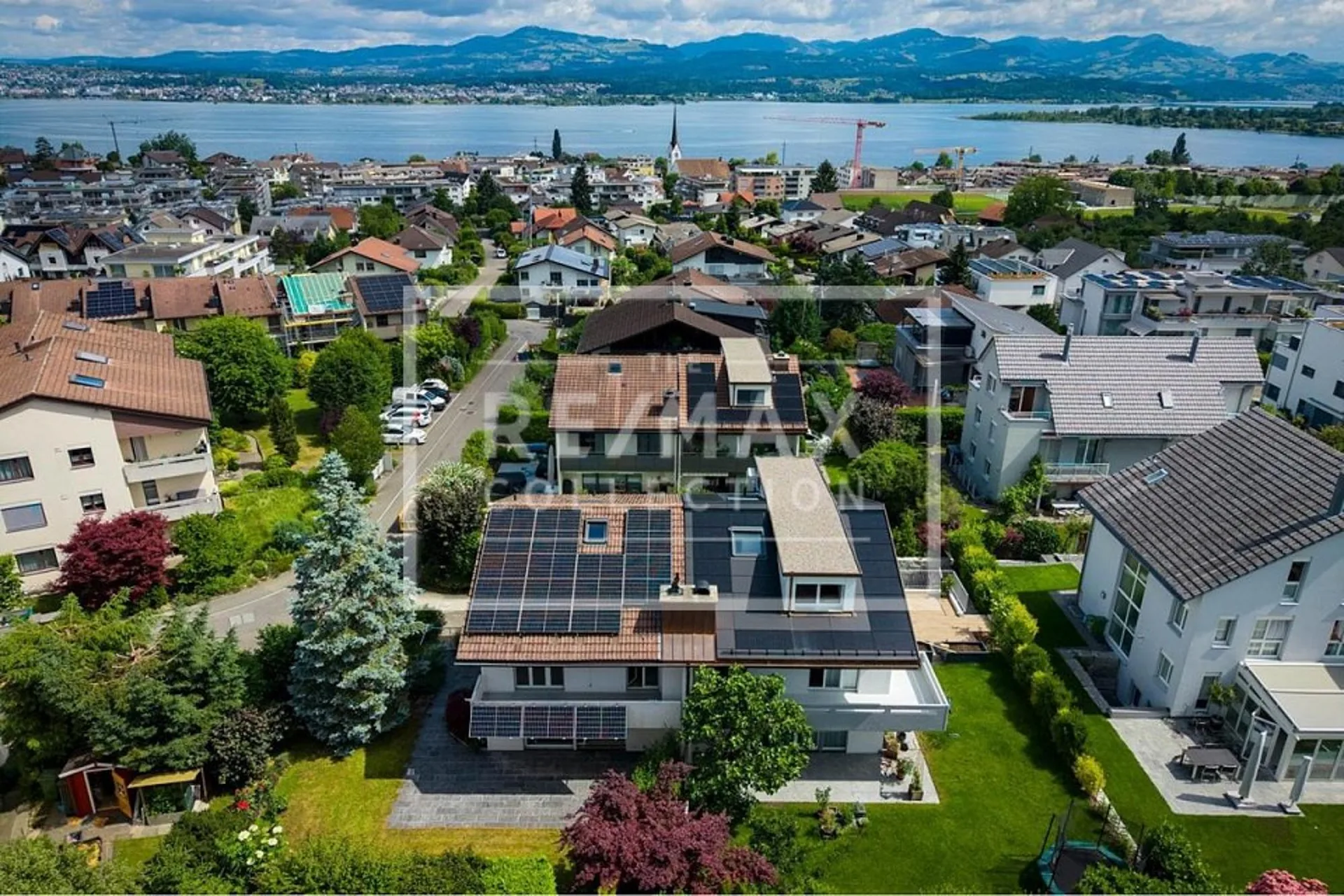 Familienfreundliches 5.5 Zimmer Doppeleinfamilienhaus mit Gartenidylle in Altendorf zu kaufen!