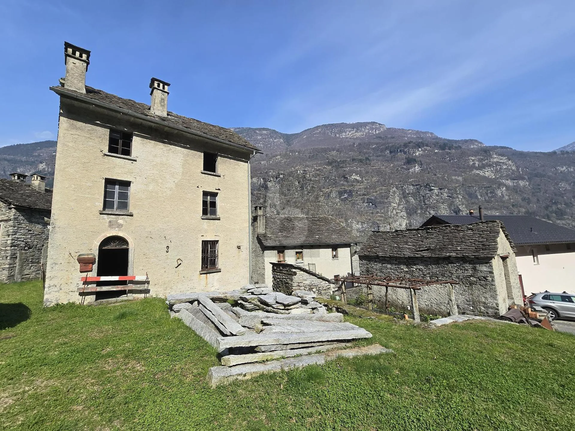 SPAZIOSO E SOLEGGIATO CON AMPIO TERRENO