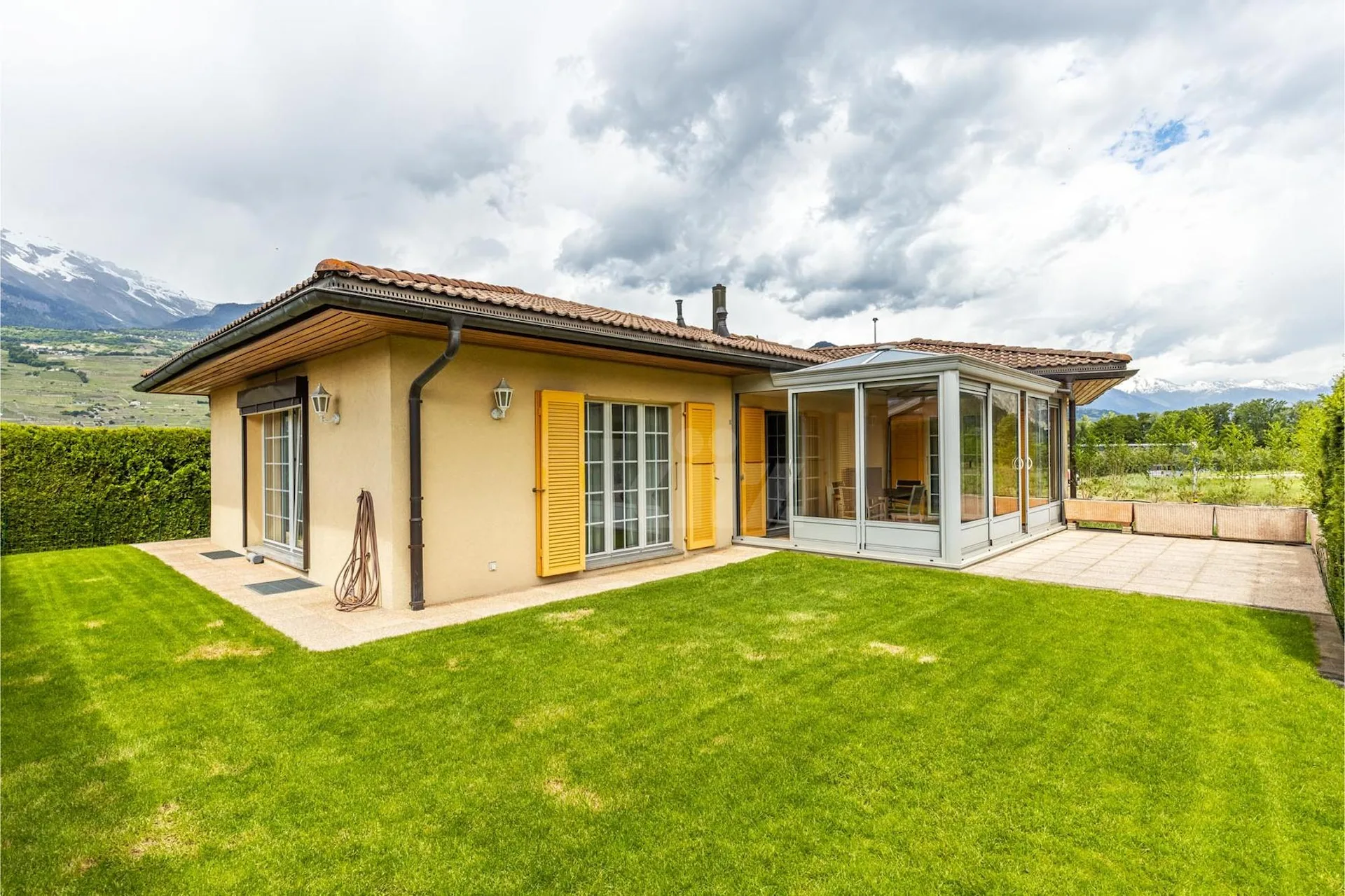 Beautiful family villa with garden and independent studio
