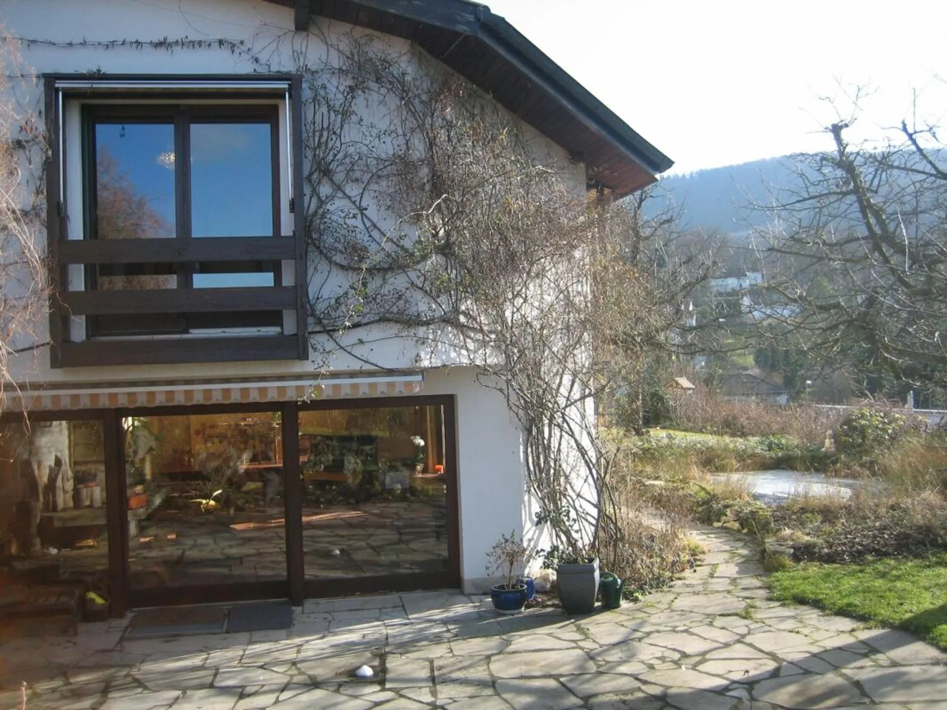 Maison unifamiliale spacieuse avec 2 appartements, parkings couverts, vue panoramique et jardin dans un emplacement idéal