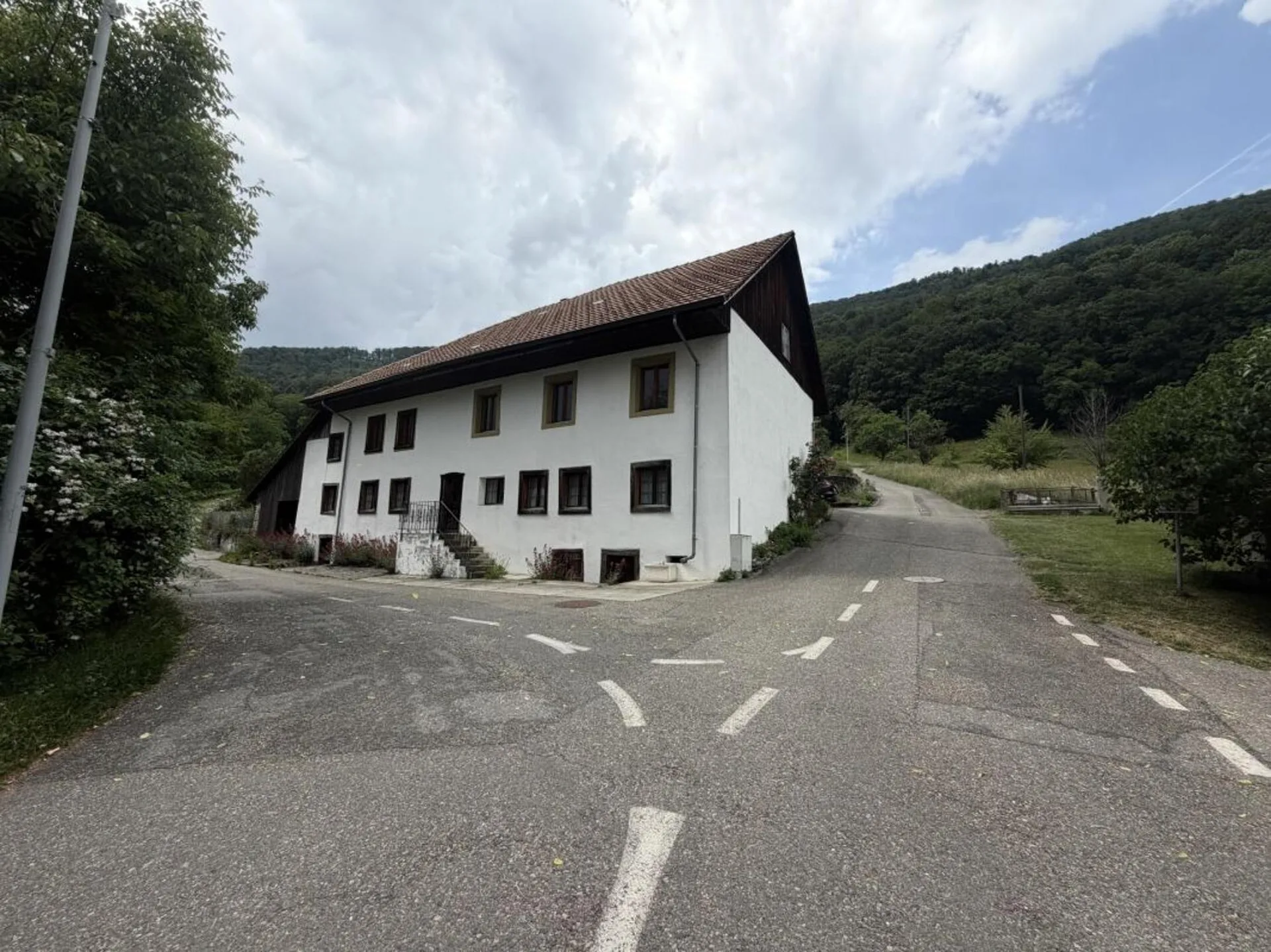 Occasion rare : maison d'habitation avec dépendance et réserve de terrain à bâtir sur 1'752 m² à Lostorf