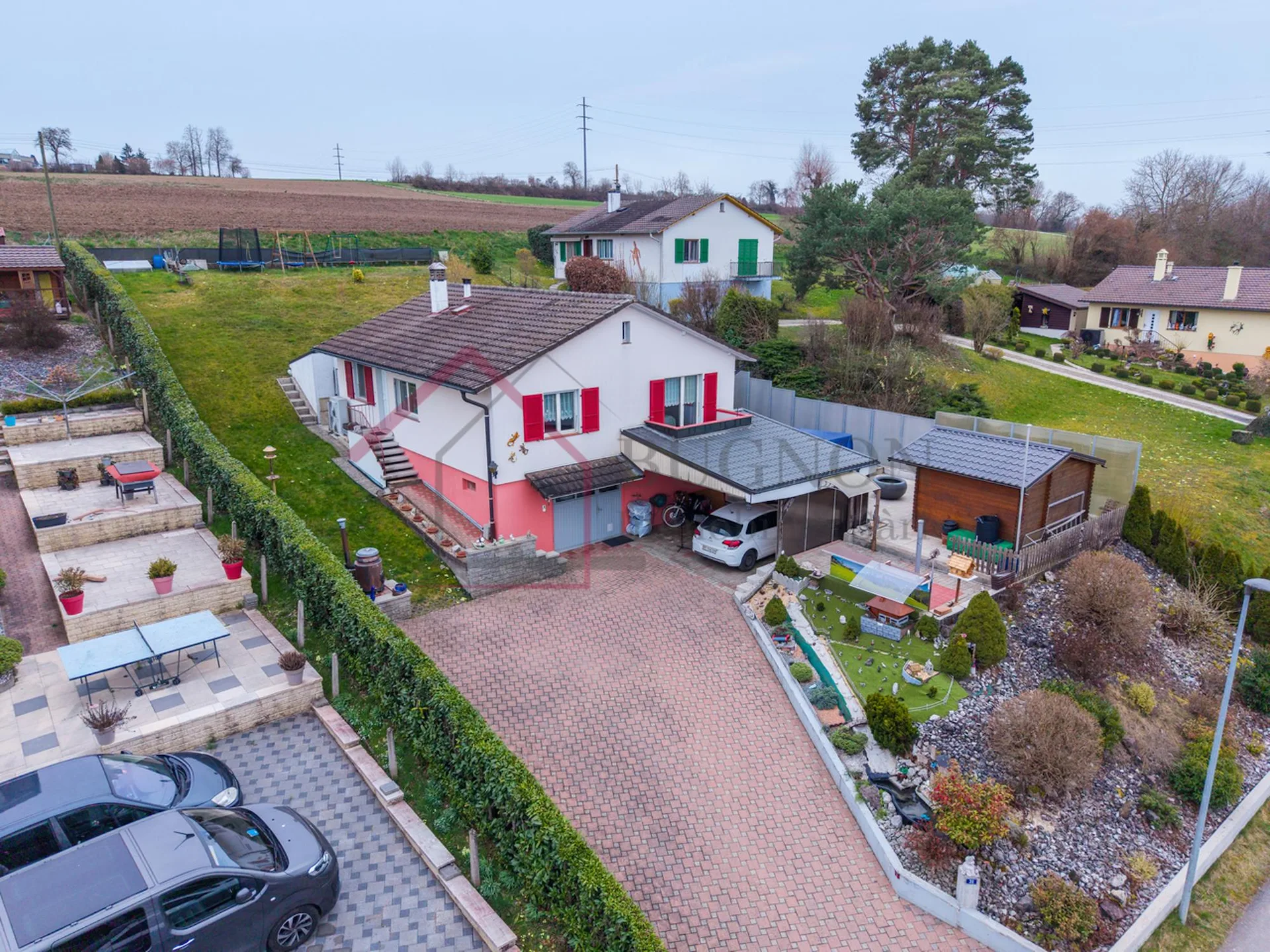 Villa individuale familiare con terrazza, piscina e forte potenziale