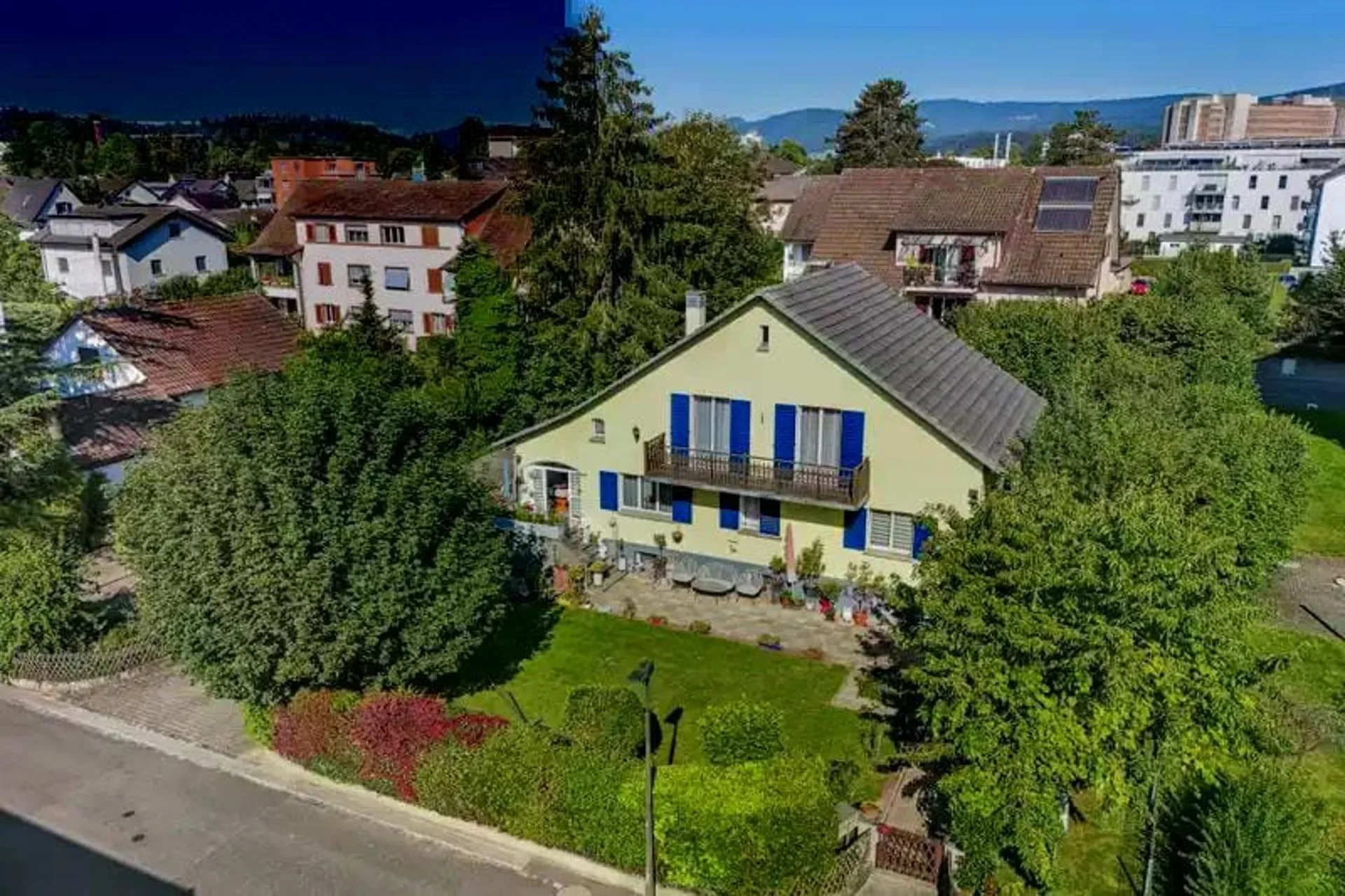 8-room single-family house with large garden in Suhr for sale