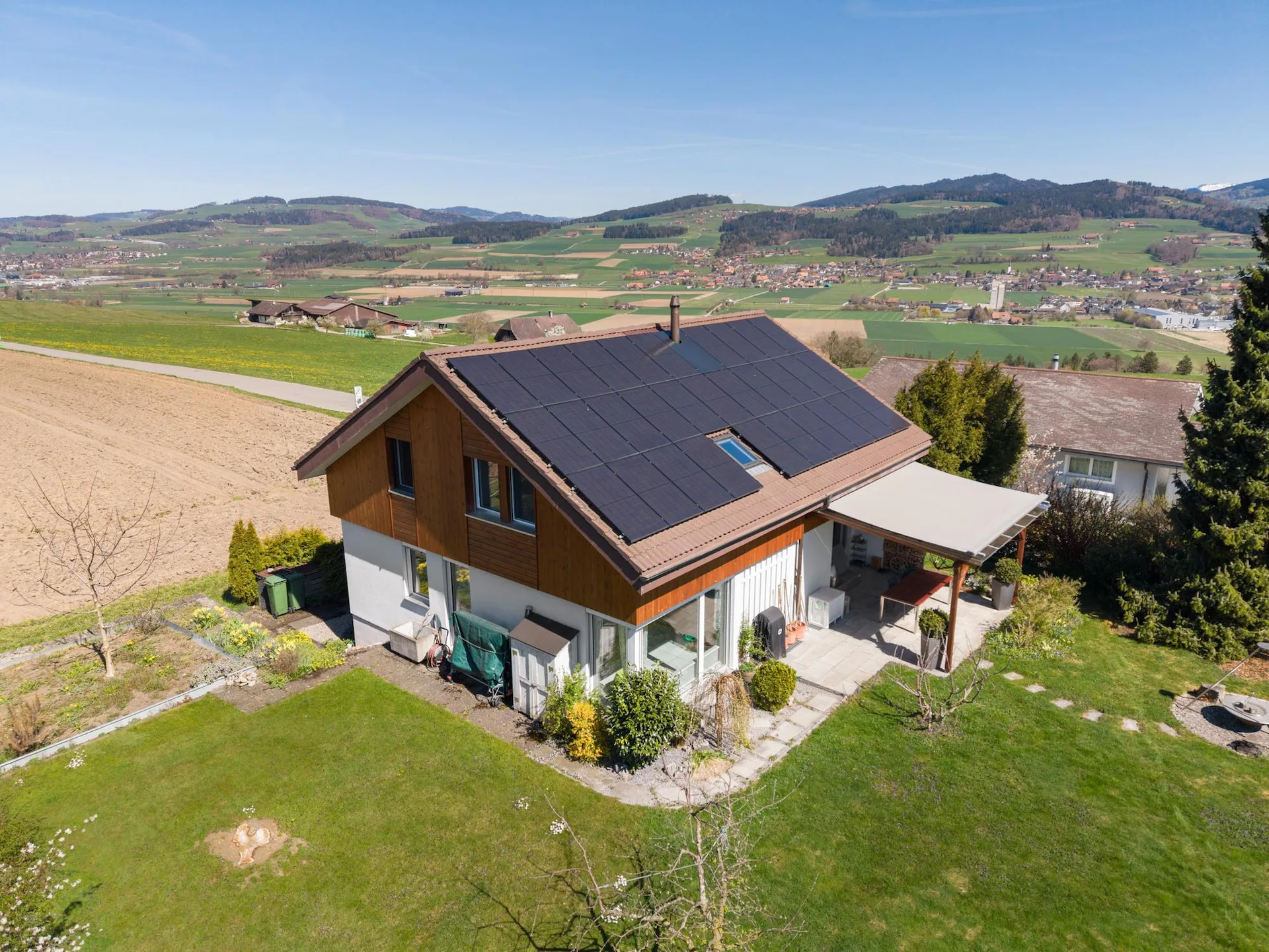 Freistehendes, sonnenverwöhntes Einfamilienhaus mit viel Umschwung