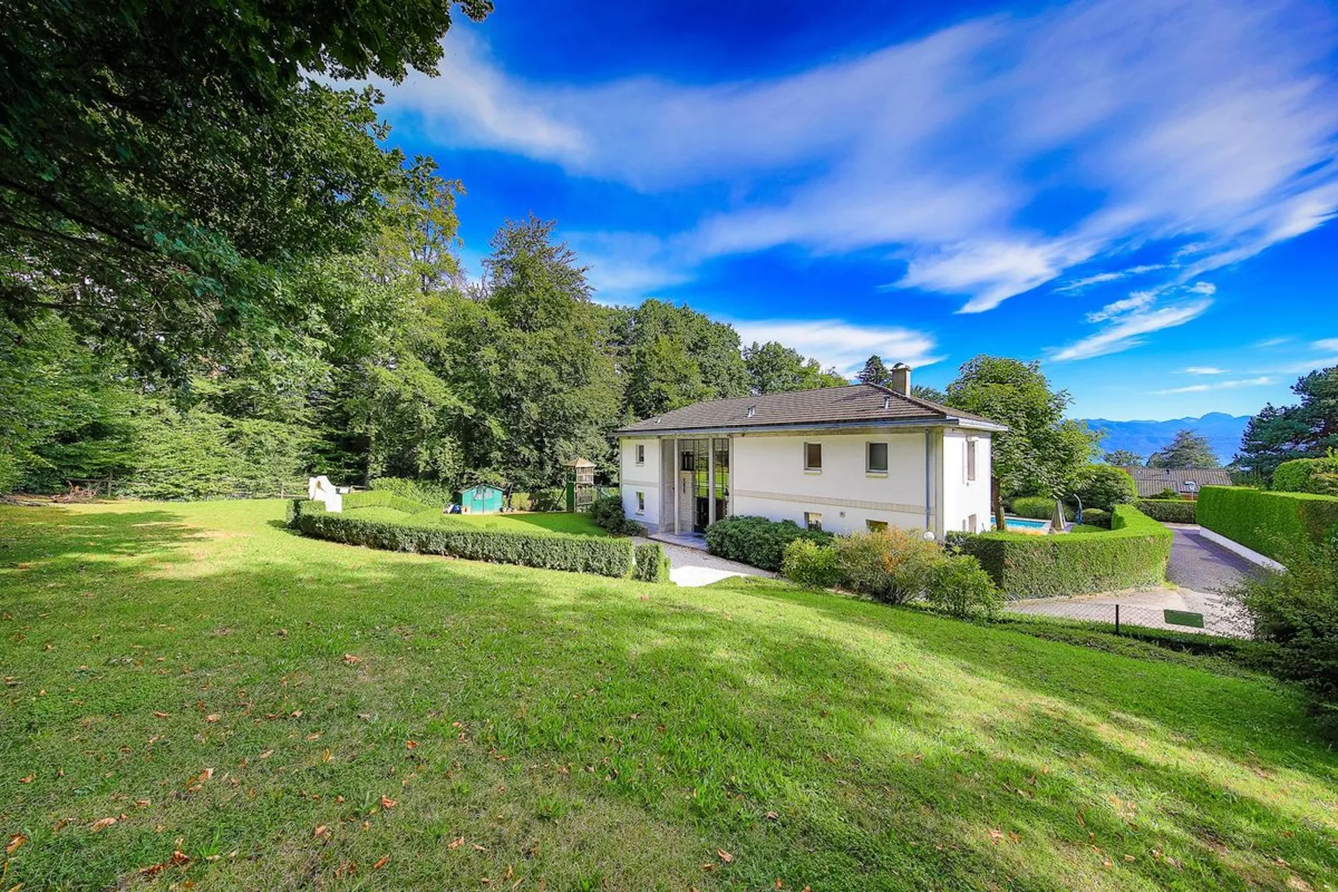 Propriété de prestige entourée de verdure à Lausanne