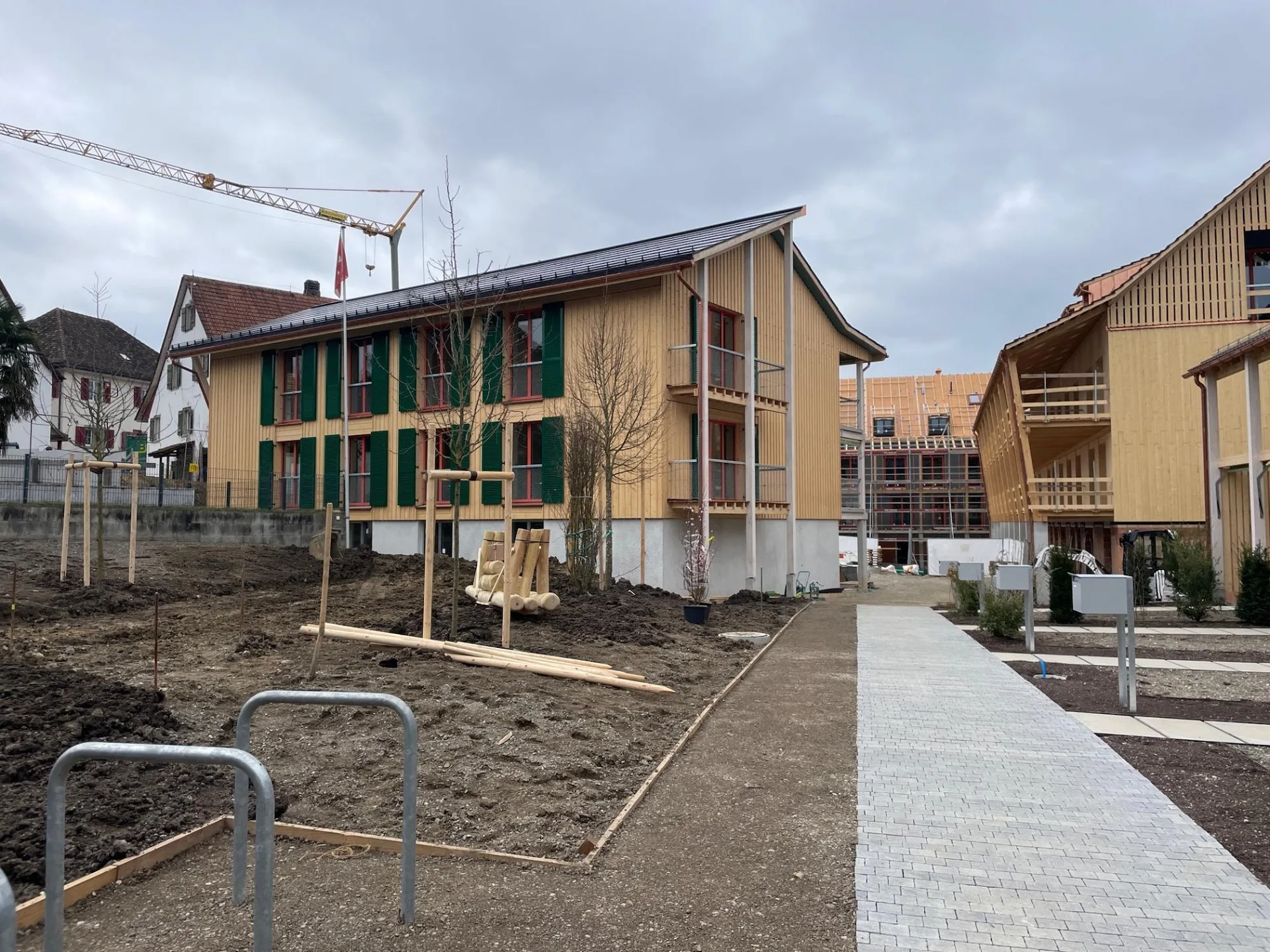 Moderne 3.5-Zimmer-Wohnung mit hohen Decken und Liftzugang