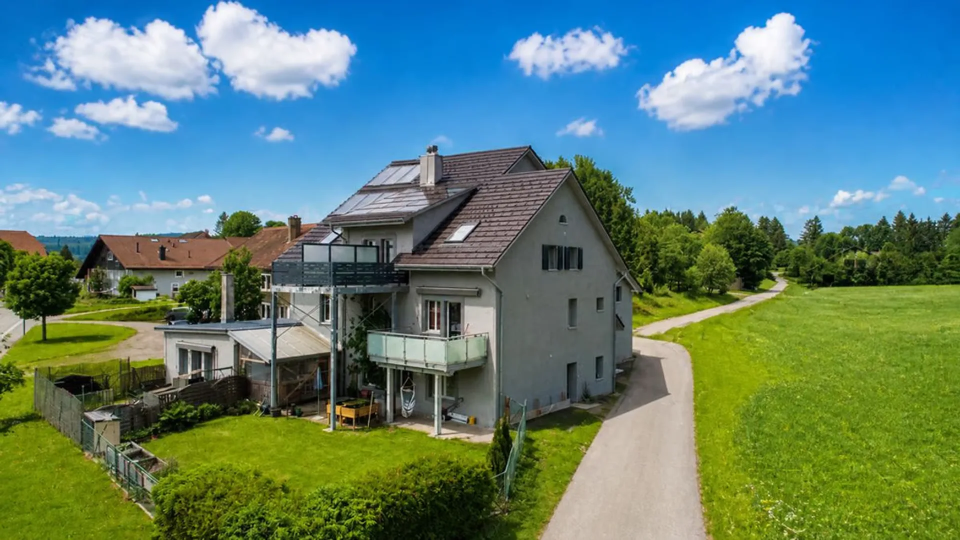 Gewinnbringendes, vollständig vermietetes Gebäude - Sichere Investition im Herzen des Waadtländer Juras