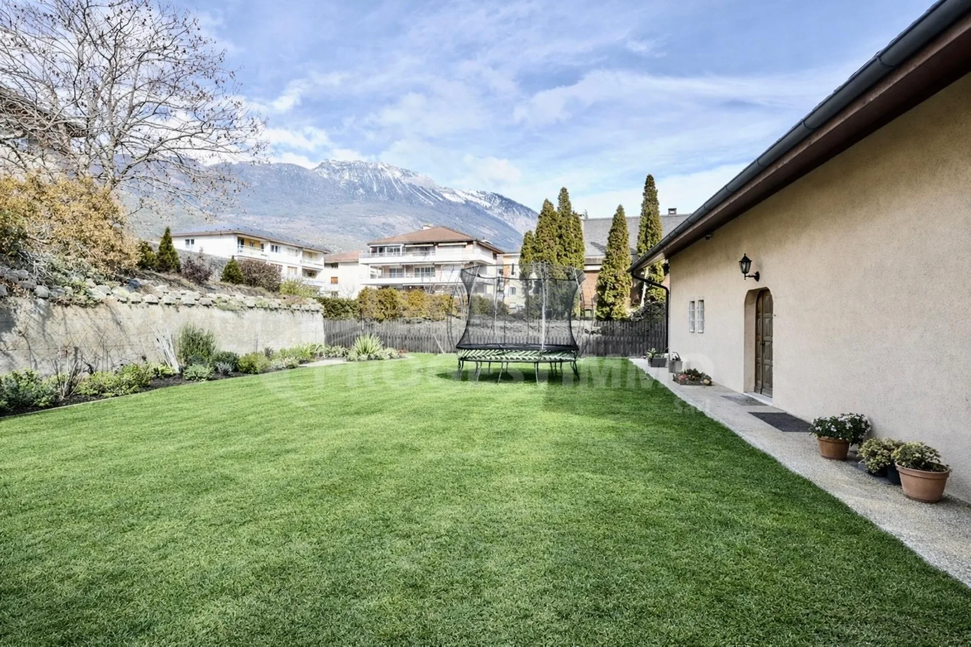 VILLA MIT 6,5 ZIMMERN, ÜPPIGEN VOLUMEN UND GROSSEM POTENZIAL FÜR ERWEITERUNG