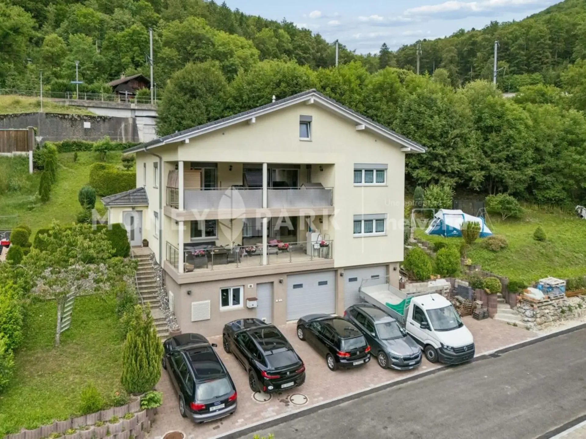 Immeuble de 2 appartements de 4.5 pièces offrant de nombreuses possibilités d'aménagement et de développement.