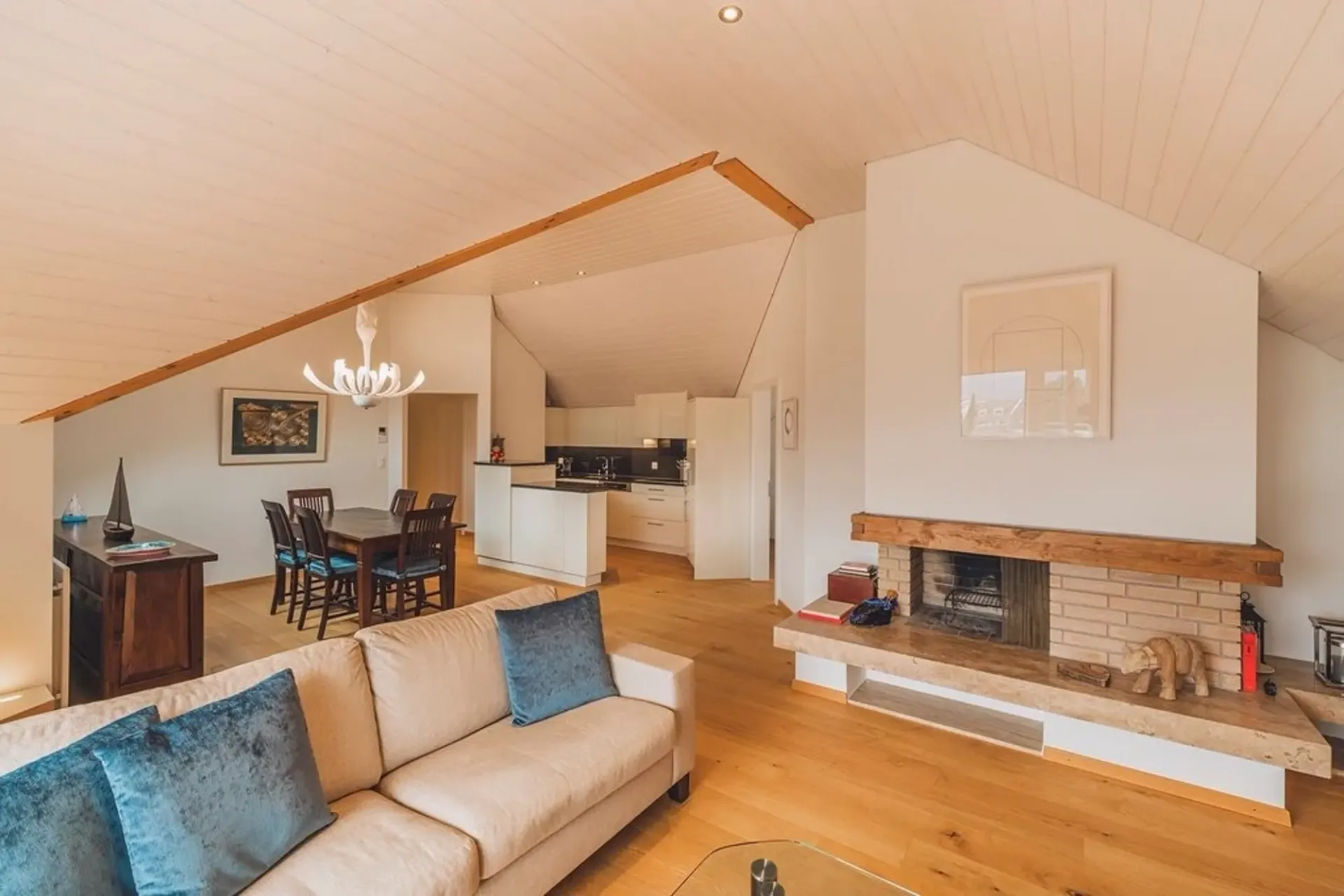 Grosszügige, moderne Dachwohnung an sonniger Lage mit Säntisblick