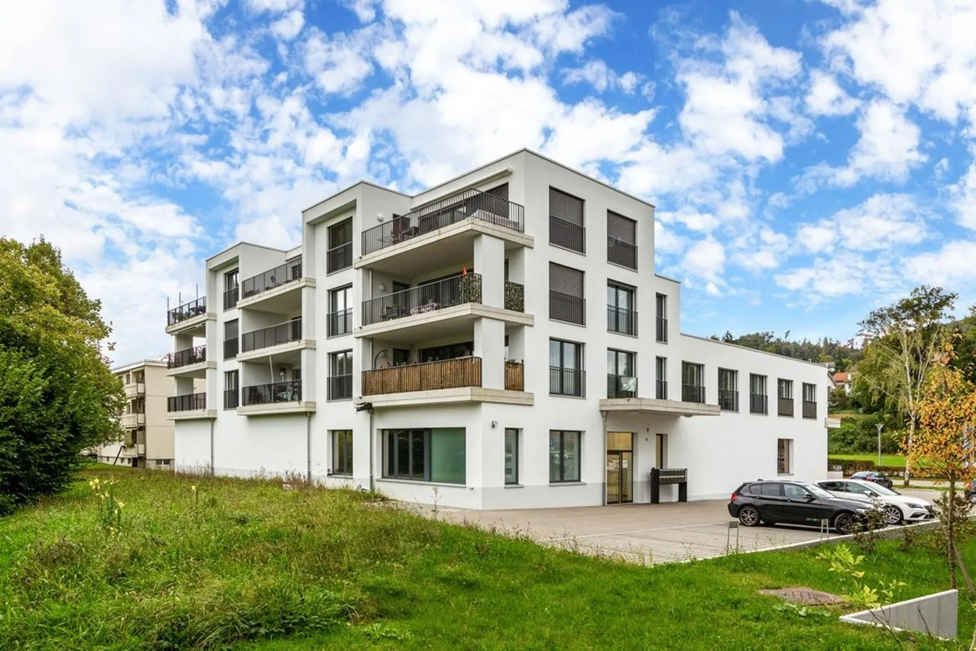 Appartement inondé de lumière dans un environnement proche de la nature