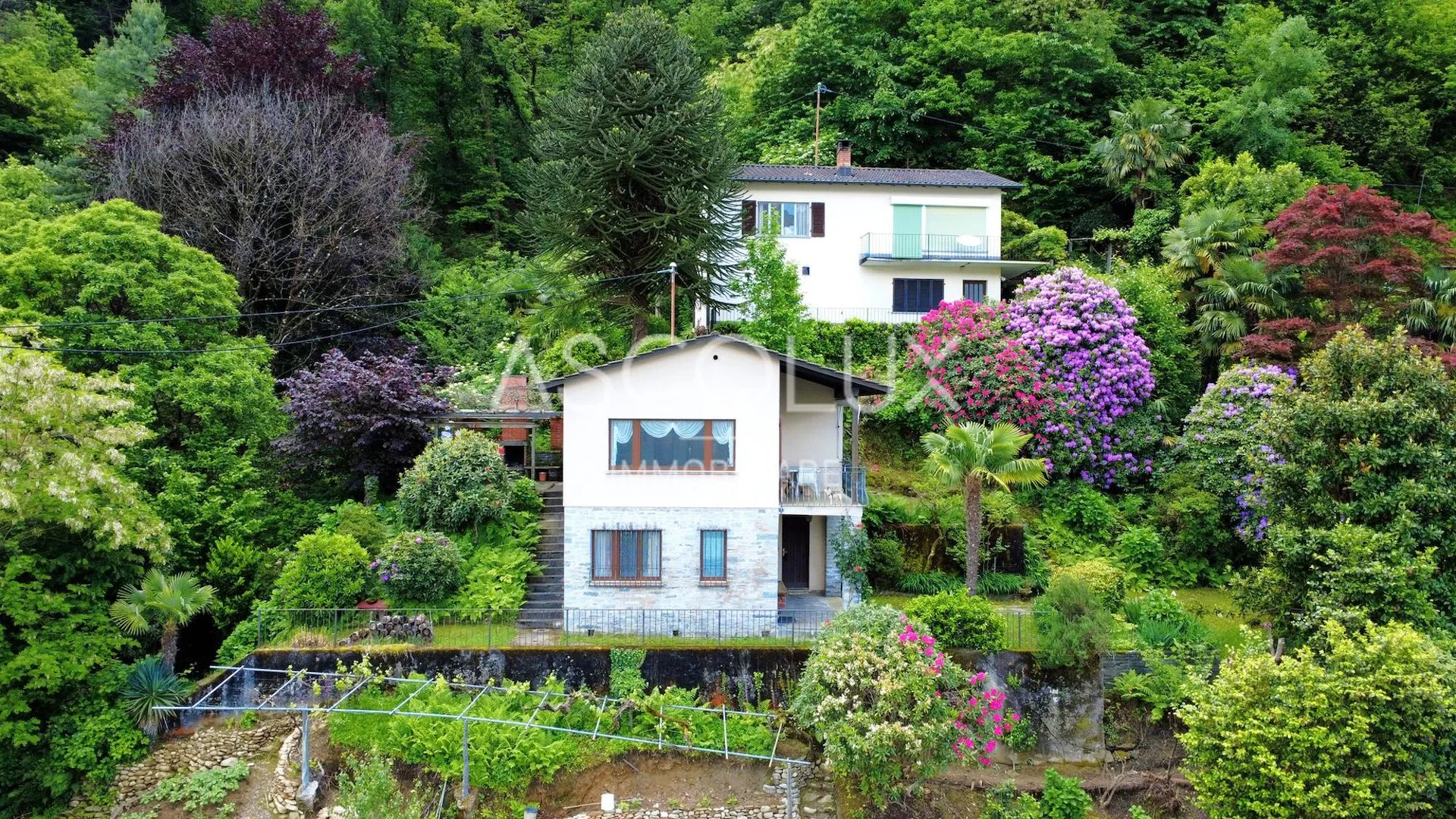 Piccola casa unifamiliare di vacanza con giardino e terreno separato direttamente al lago