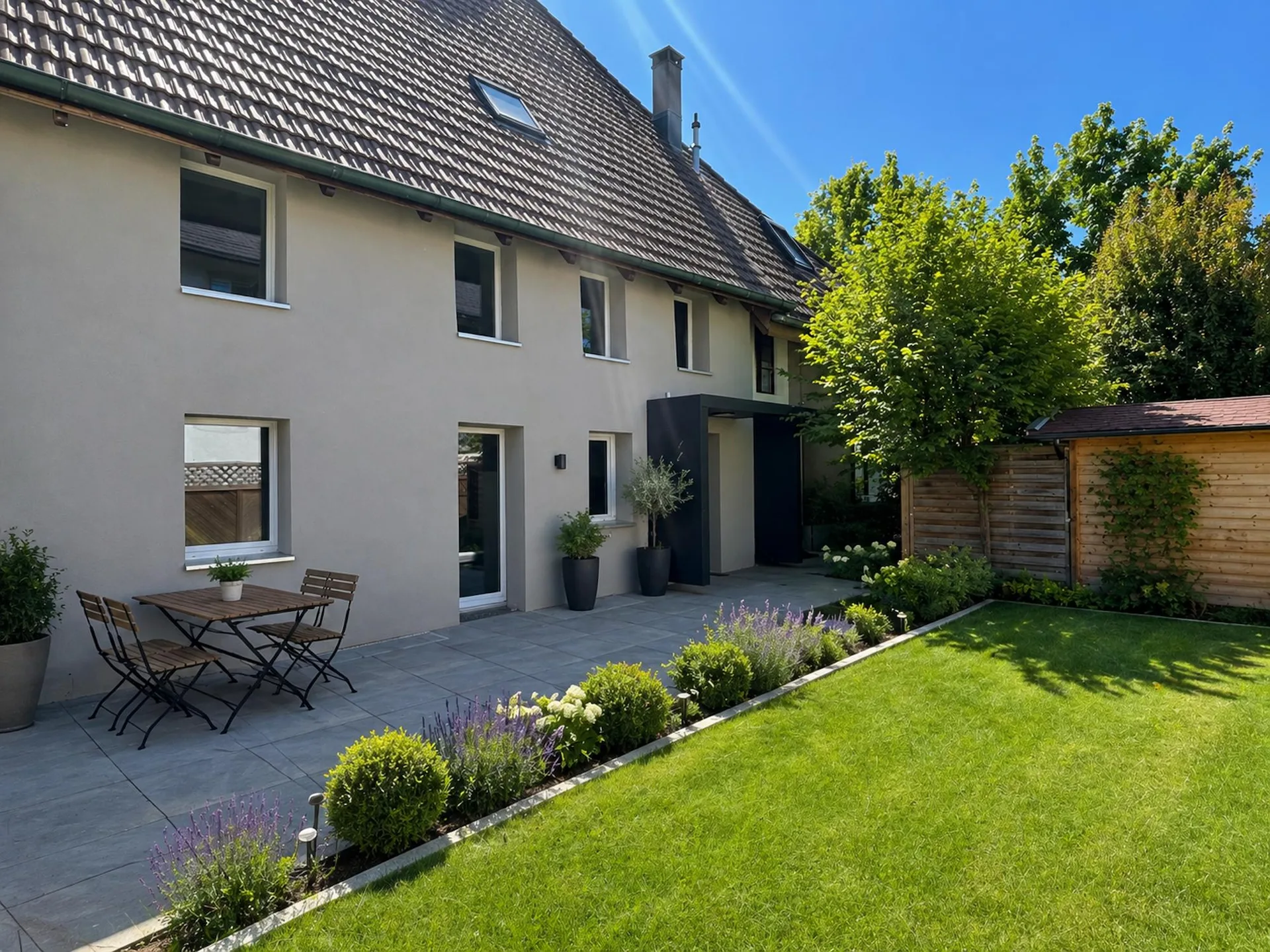 Neu sanierte Doppelhaushälfte mit hübschem Garten in Wohlen AG
