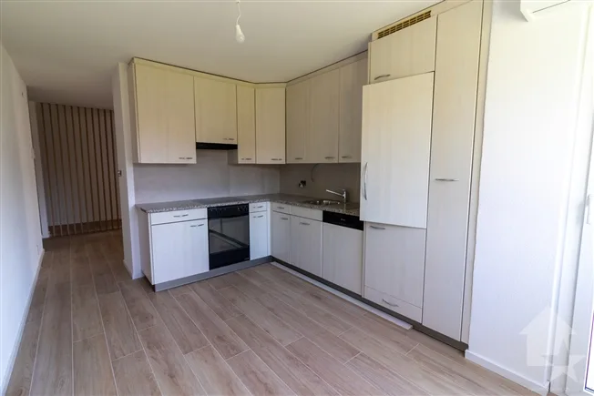 Großartige 3,5-Zimmer-Wohnung mit einem eingeschlossenen Platz