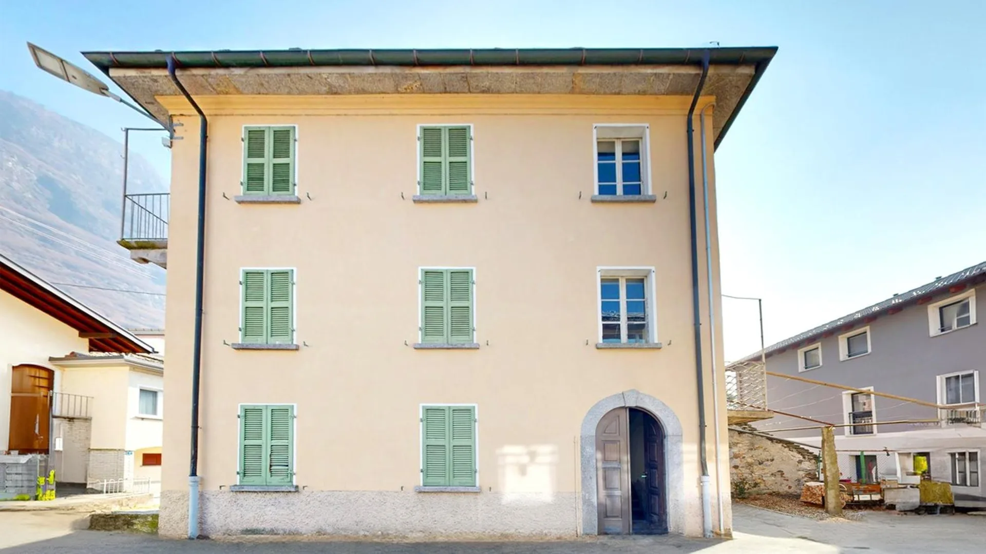 Faszinierendes historisches Haus 5,5 mit Bergblick zu renovieren