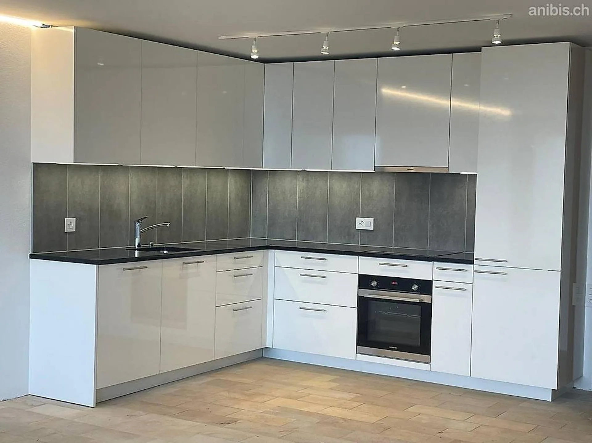 Geräumige 4.5-Zimmer-Wohnung mit Balkon in Peseux