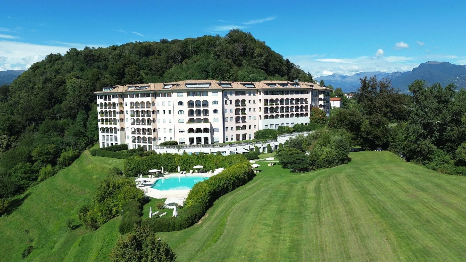 Luxusimmobilie mit Seeblick und exklusiven Serviceleistungen in 5-Sterne-Resort