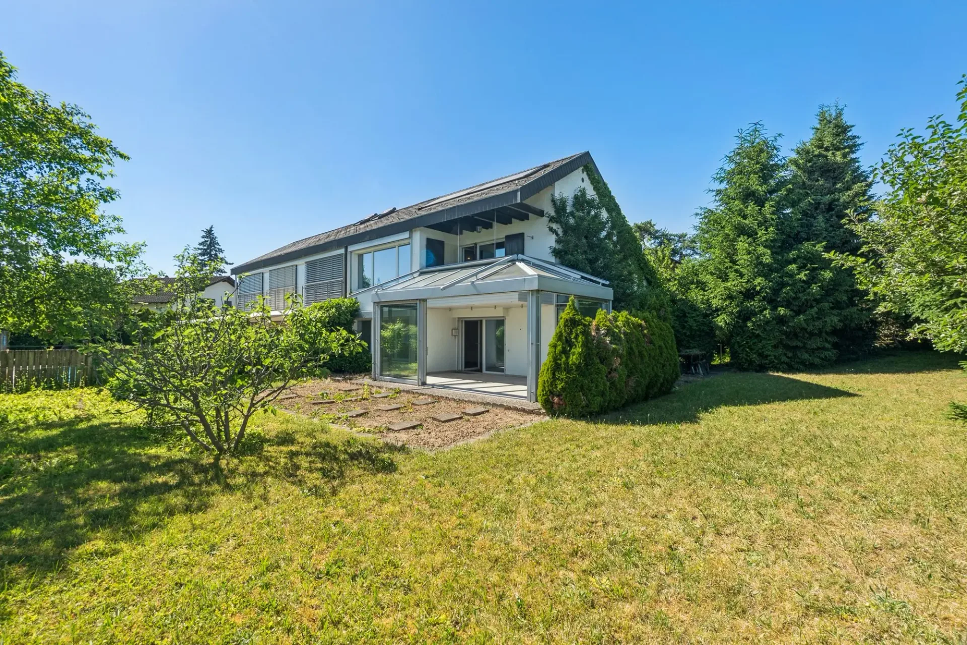Familienidylle mit Wintergarten und traumhaftem Garten