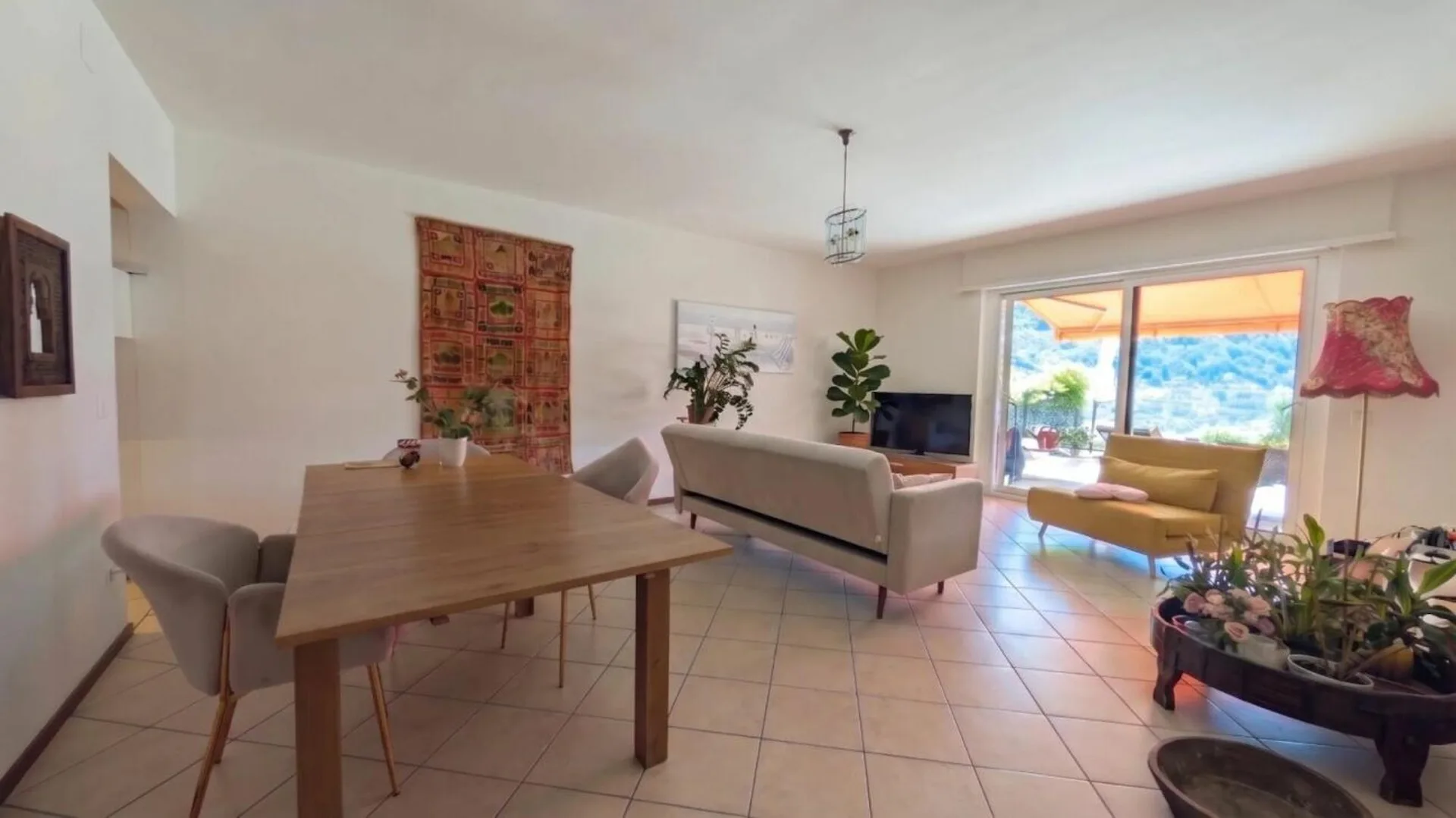 Appartement élégant de 2,5 pièces avec grande terrasse vue sur le lac et piscine