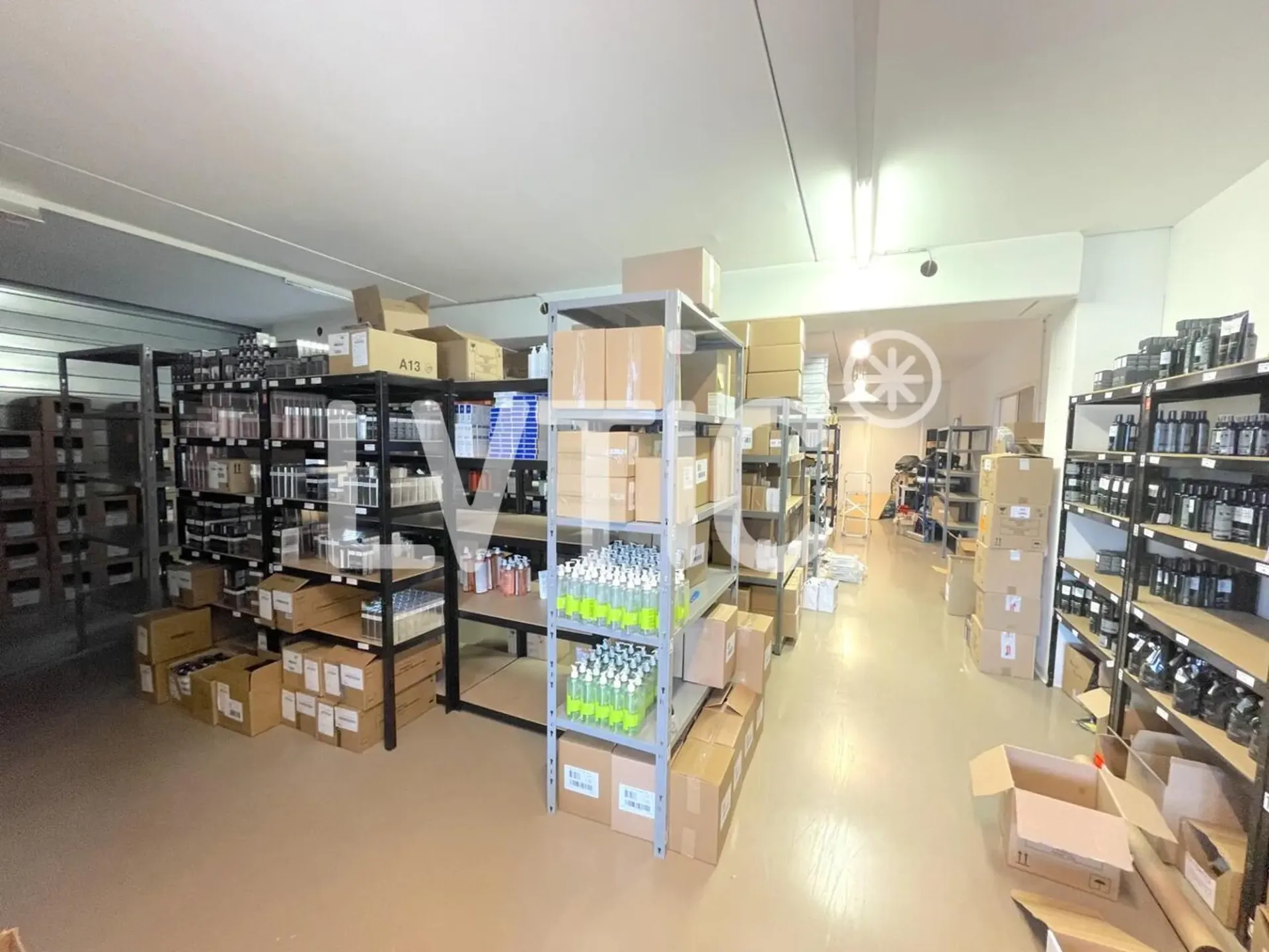 Lokale, Produktion, Lager, Büros von 330 m2 zur Miete in Nyon