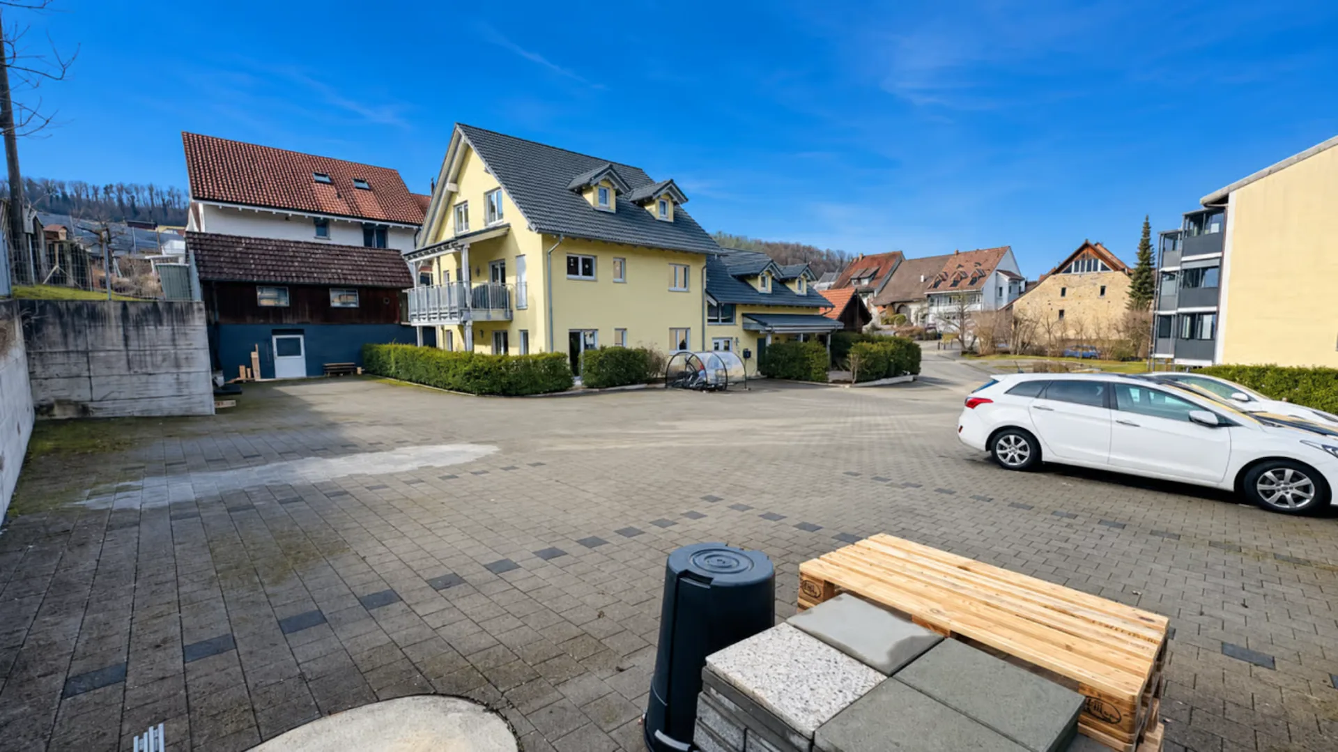 Mehrgenerationenhaus mit 3 Wohneinheiten, Schopf und 15 Parkplätzen - starke Rendite in Zunzgen