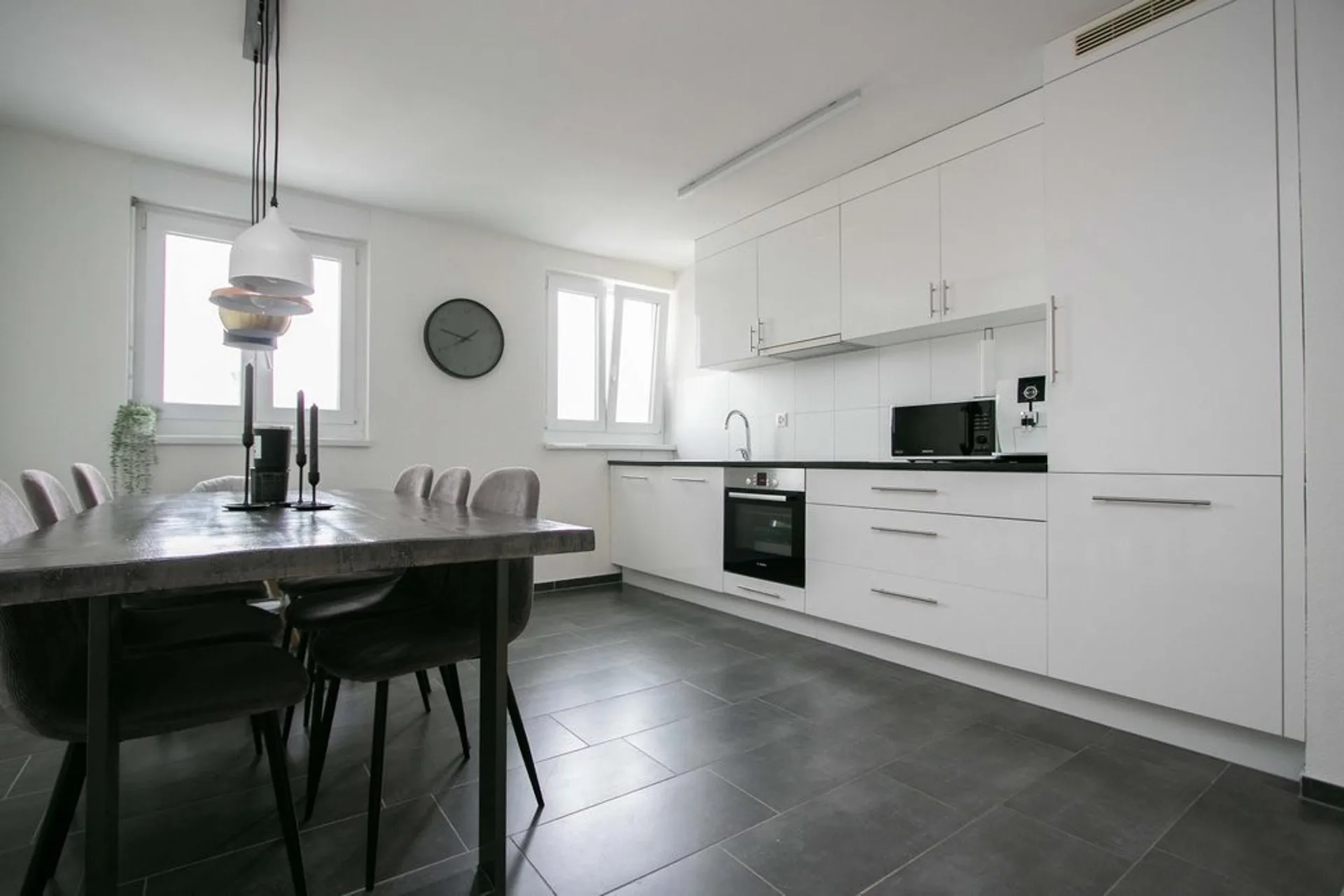 Moderne Wohnung mit Balkon ins Grüne