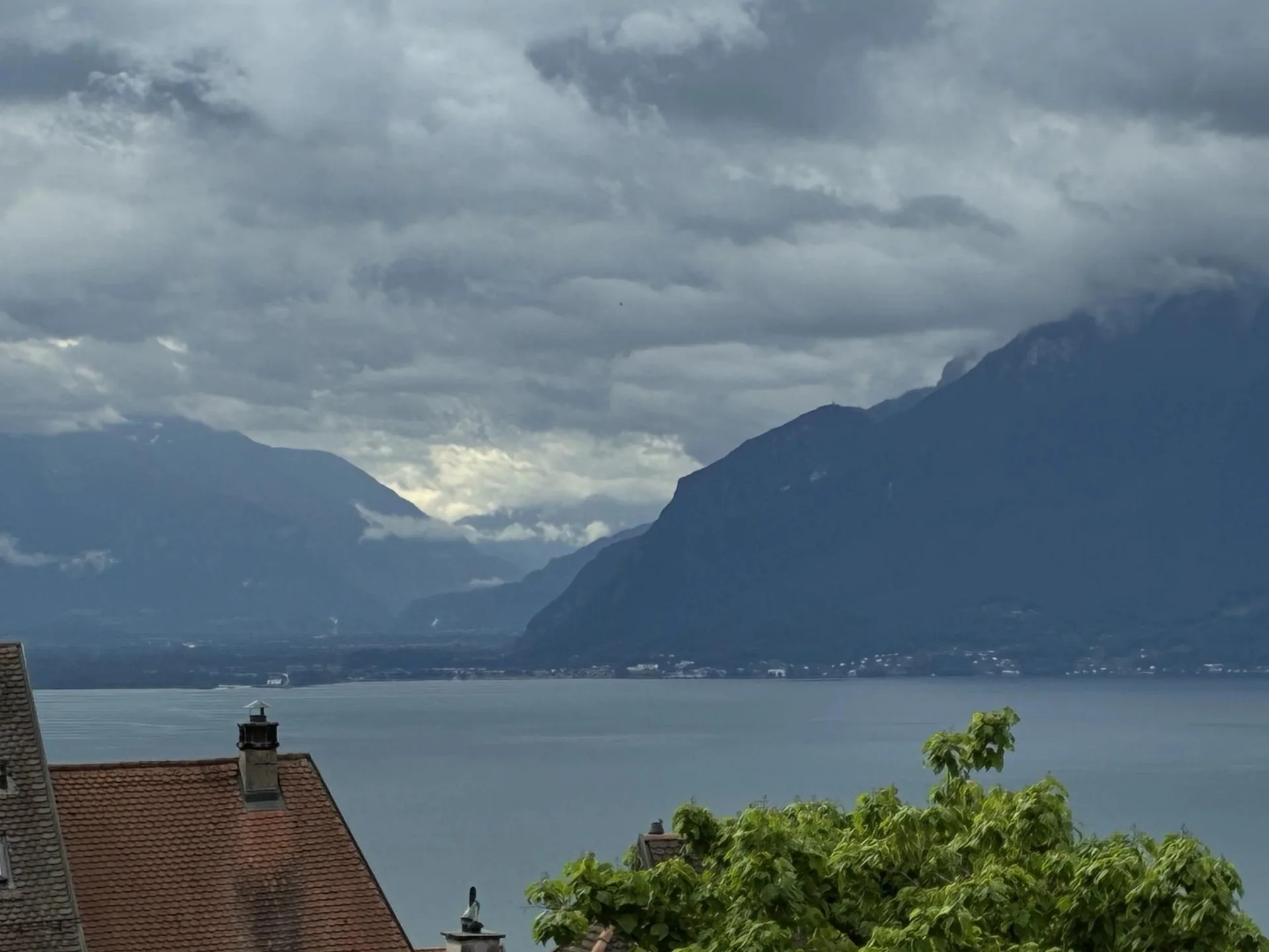 Bel appartement entièrement rénové avec vue sur le lac et les montagnes situé au coeur de Chexbres