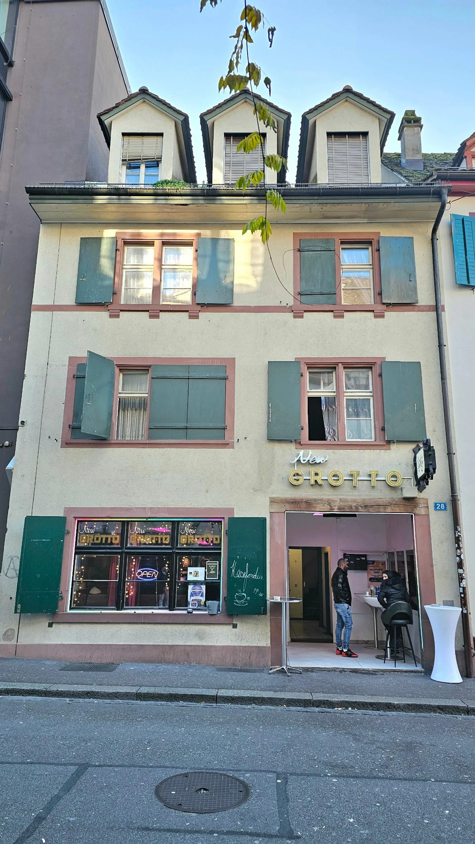 Emplacement central privilégié : Maison multifamiliale avec 7 appartements et restaurant