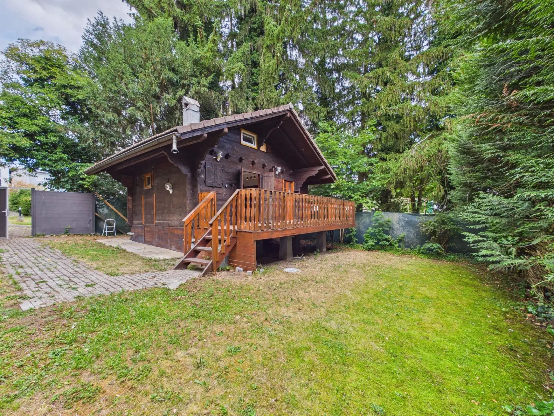 Authentischer Charme des Holzes, moderne Ausführung und Terrasse am Rande der Grünfläche