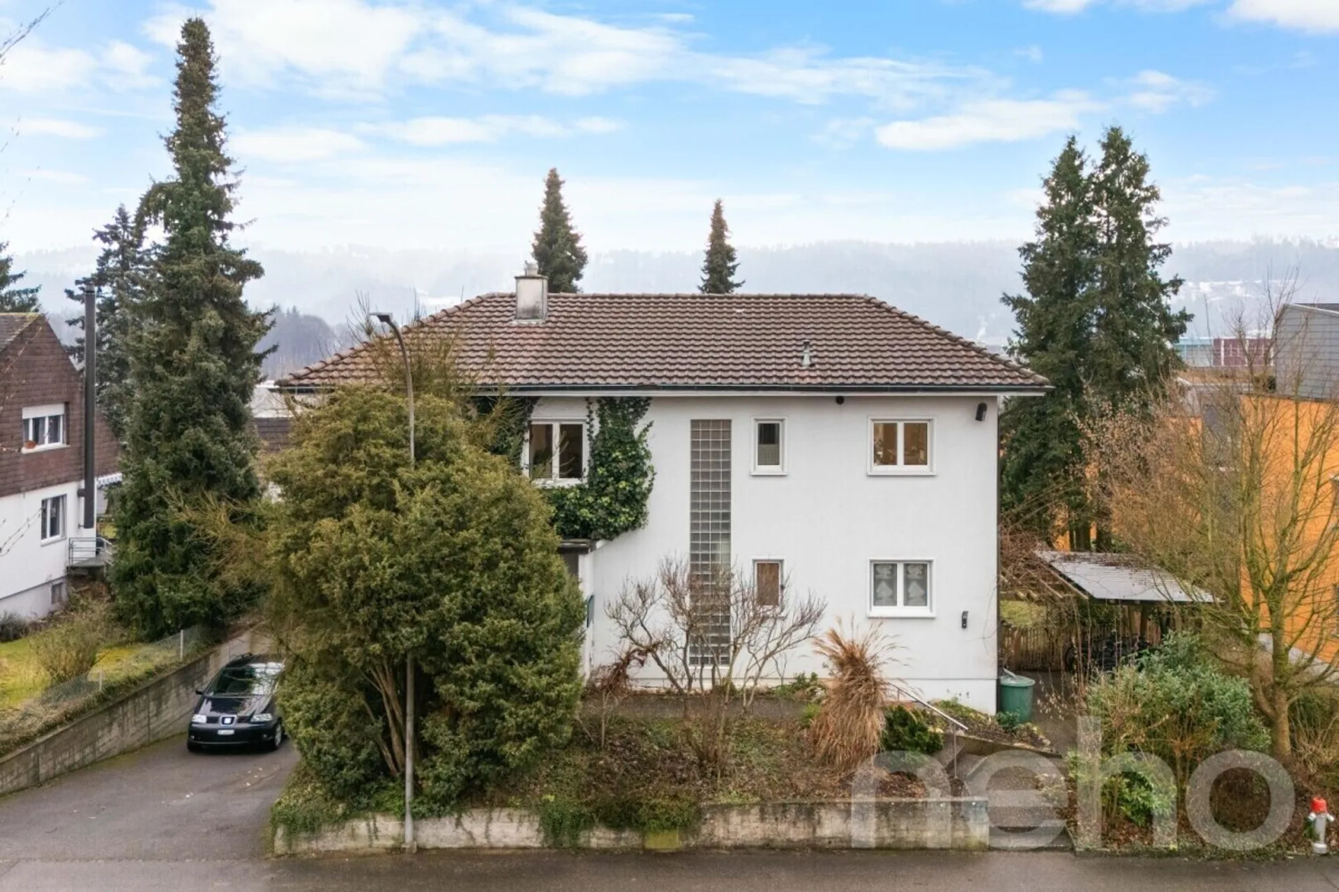 Large single-family house with in-law apartment and garden paradise