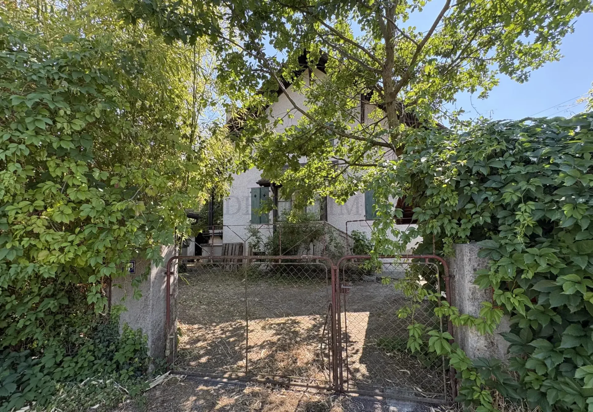 Exklusiv: Einzelvilla in ruhiger Lage zur Renovierung!