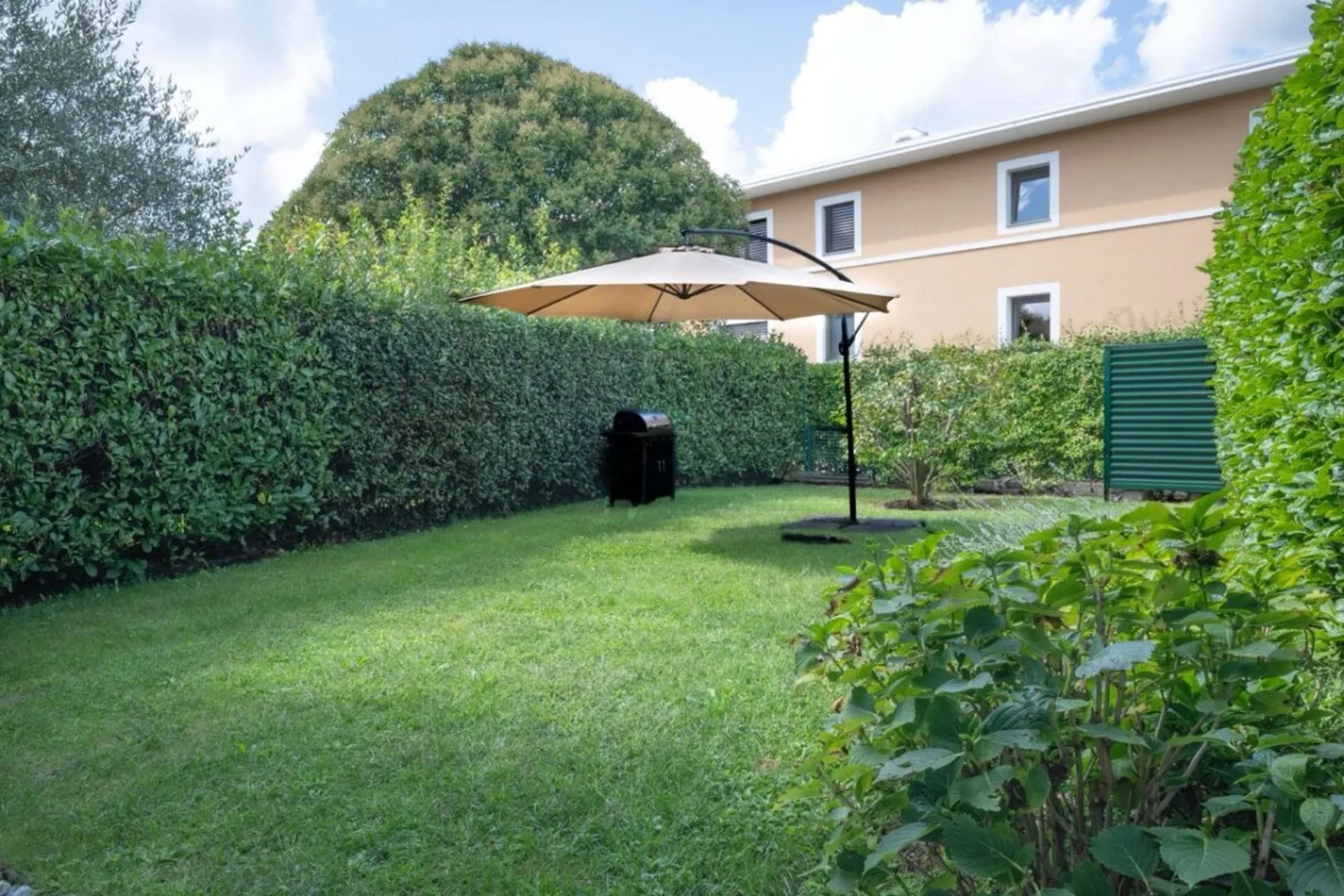 Elegante appartamento maisonette con doppio giardino a Montagnola
