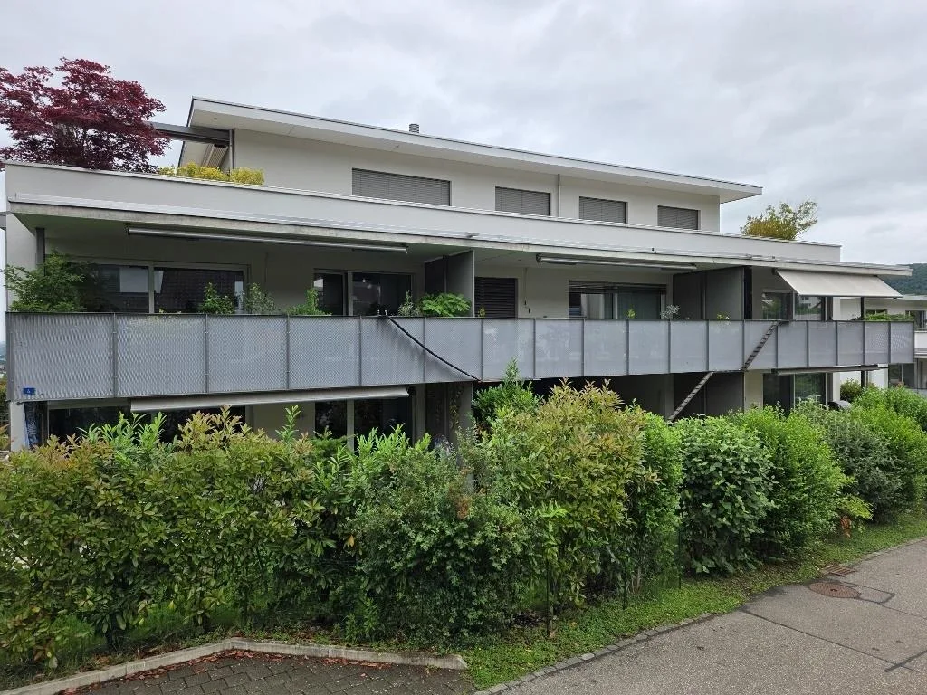 Moderne und grosse 4.5-Zimmerattikawohnung in ruhiger Umgebung