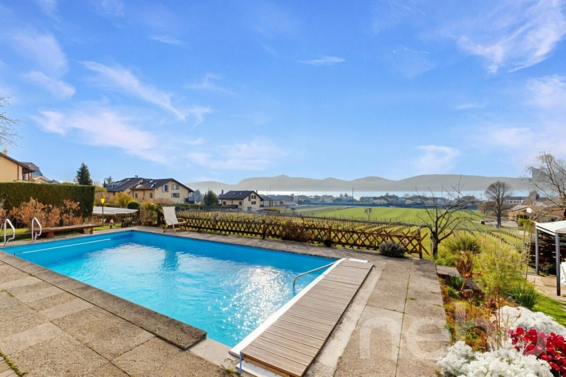 Appartement avec jardin privatif et piscine en copropriété