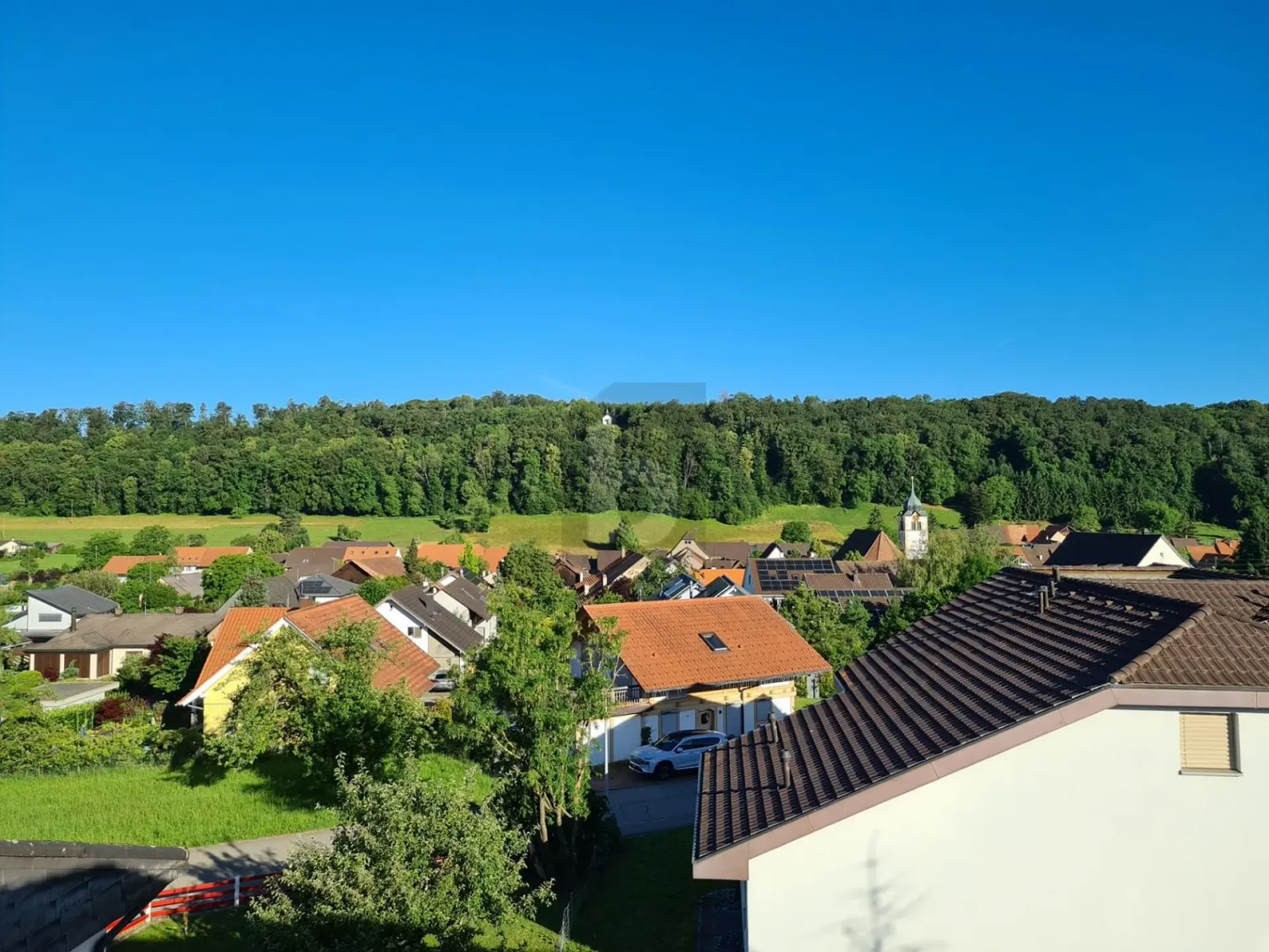 SONNIG, KLIMATISIERT MIT BALKON UND E-LADESTATION