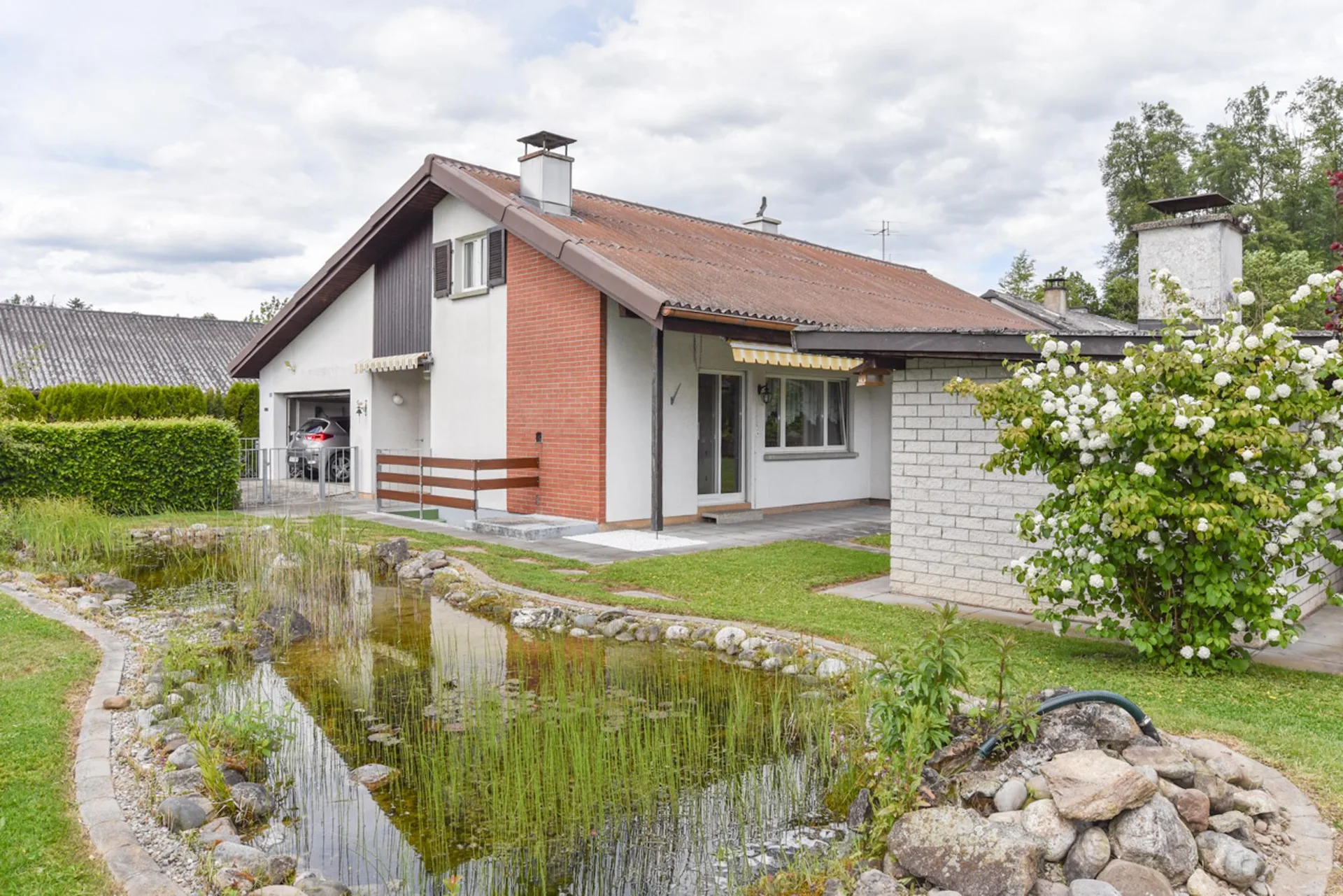 Ein freistehendes Haus zum Verlieben mit schönem Garten und viel Land