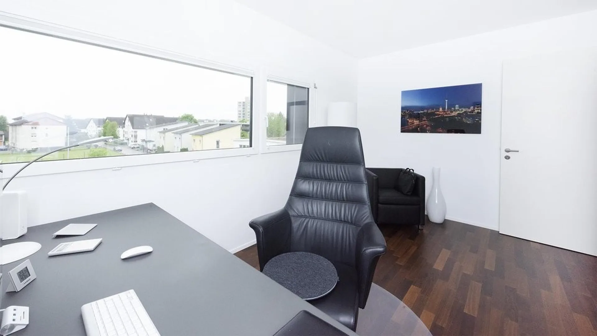 MODERNE WOHNUNG MIT GROSSEM BALKON